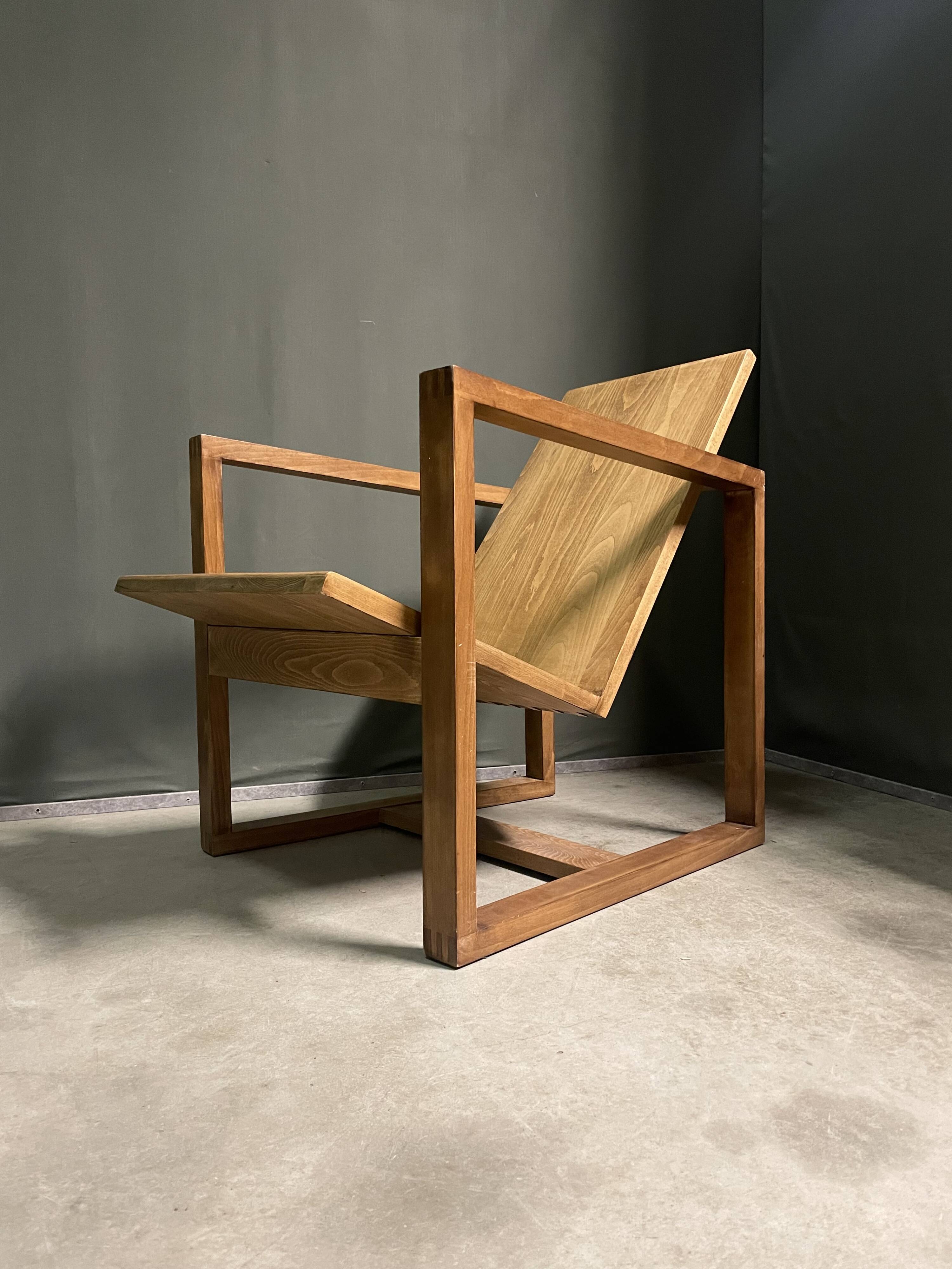 Fauteuil en bois moderniste