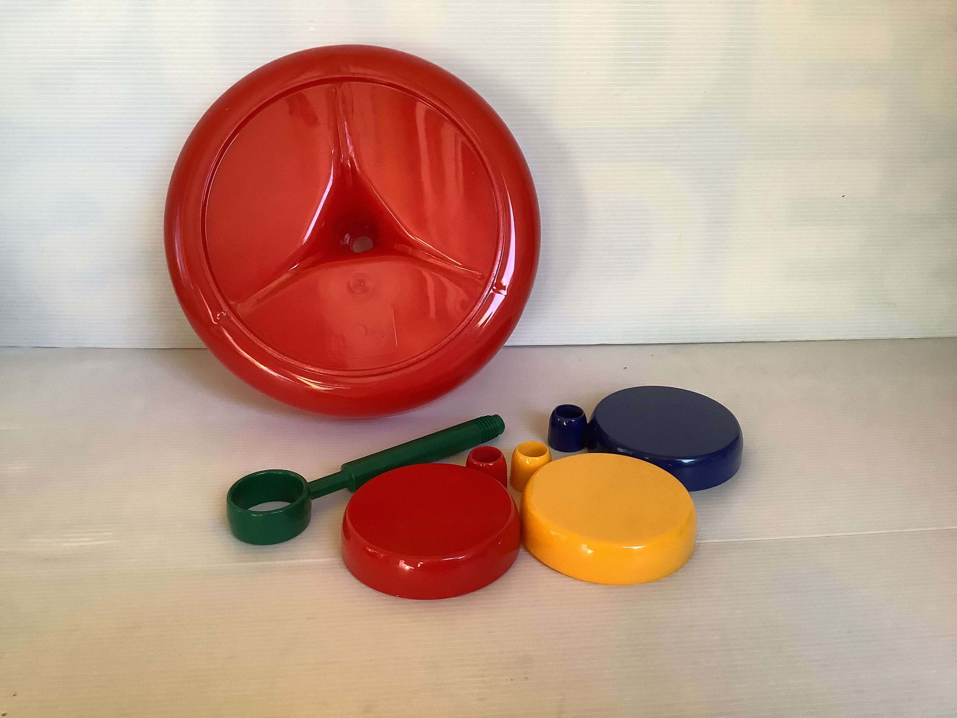 Plastic servant with 3 rotating cups