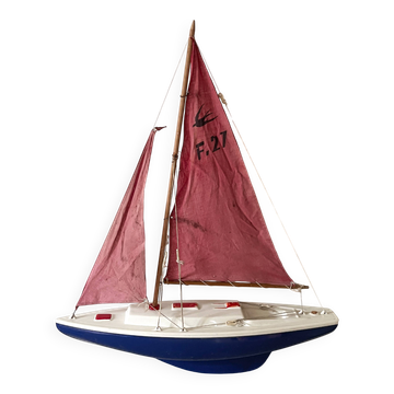 Voilier de bassin F27 VP50 de la marque française Giraud Sauveur