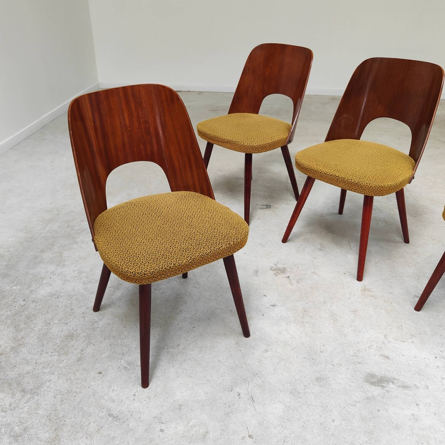 Set of 4 TON 515 / 2 chairs by Oswald Haerdtl (Thonet) wood and mustard fabric