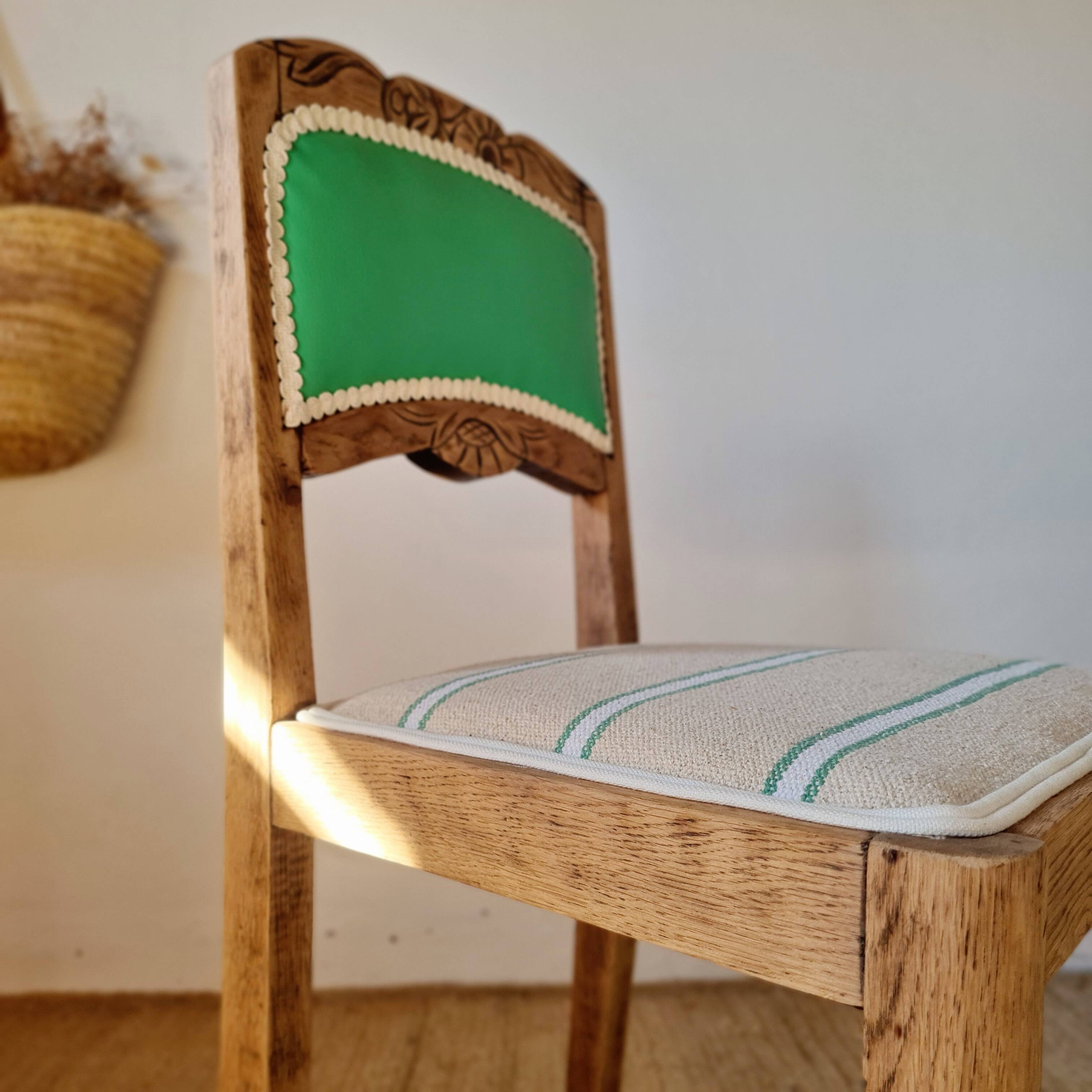 Chaise ancienne rénovée – bois sculpté et dossier vert