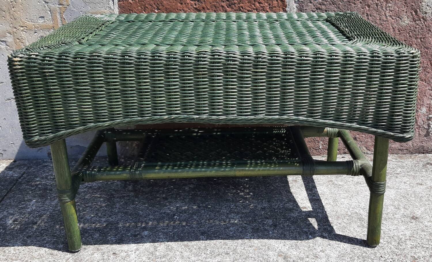 Salon de jardin complet en rotin. (Sofa, fauteuils x 2, table basse)