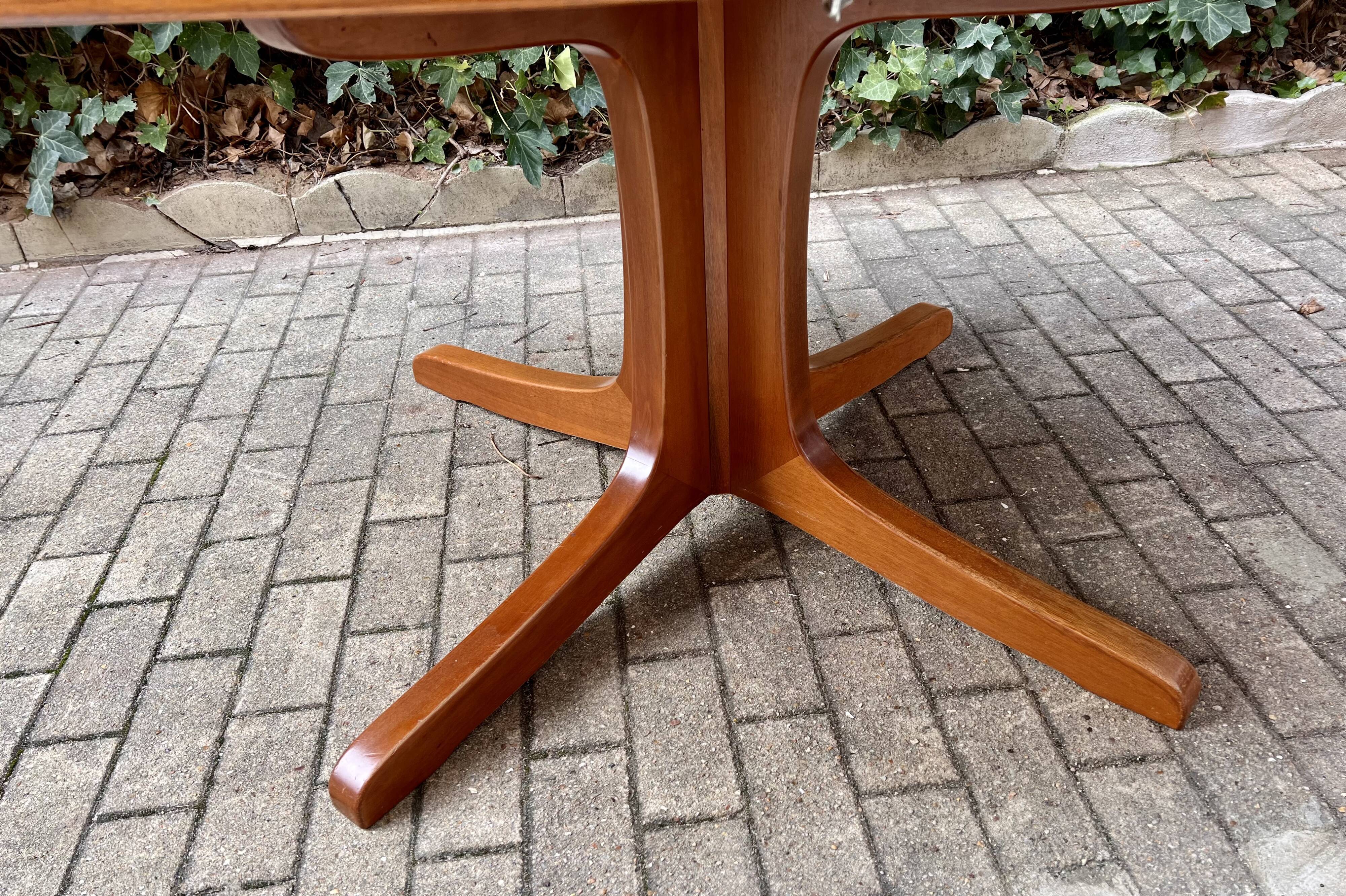 Table en teck extensible à deux rallonges