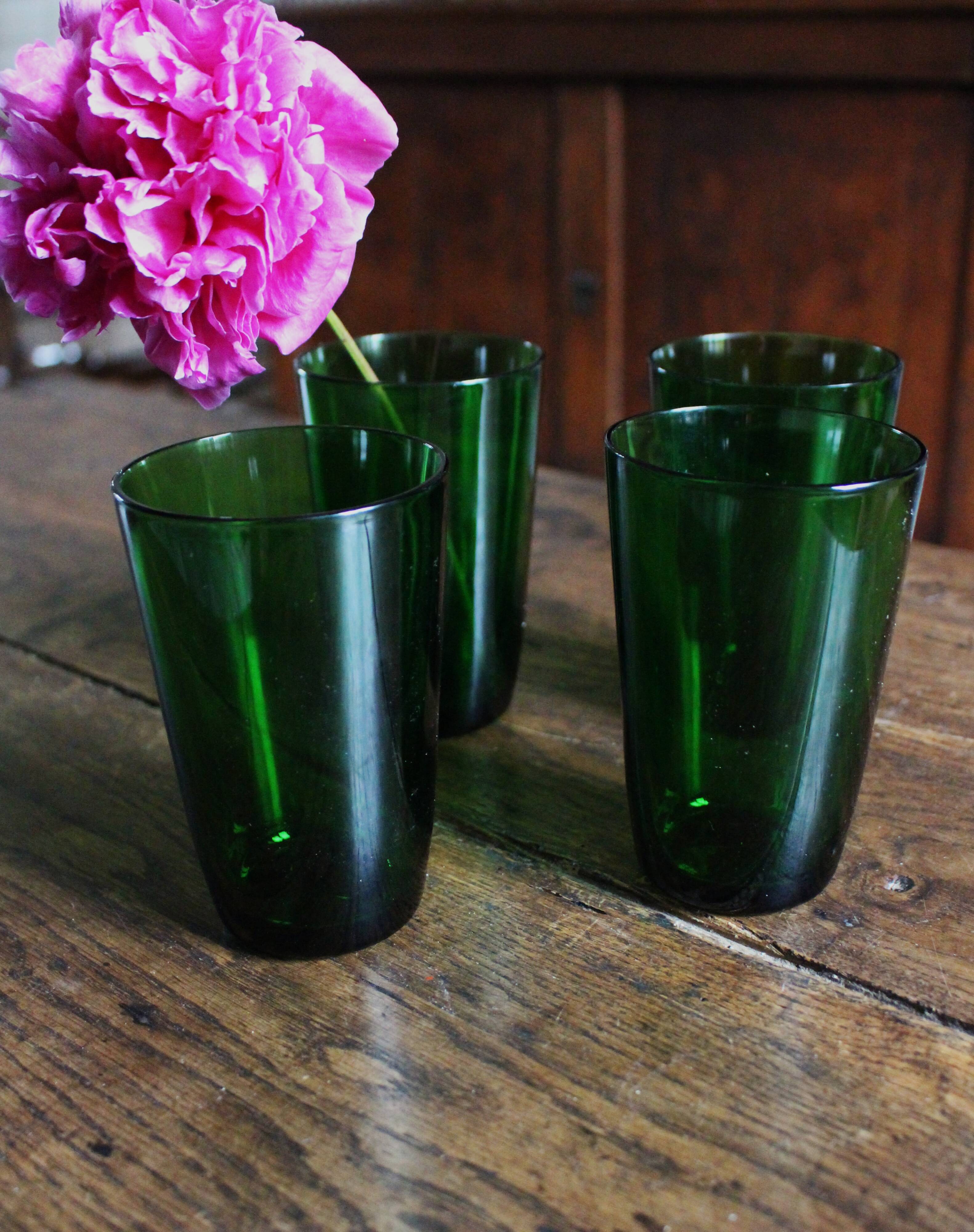 Un lot de 4 grands verres Vereco vert vintage