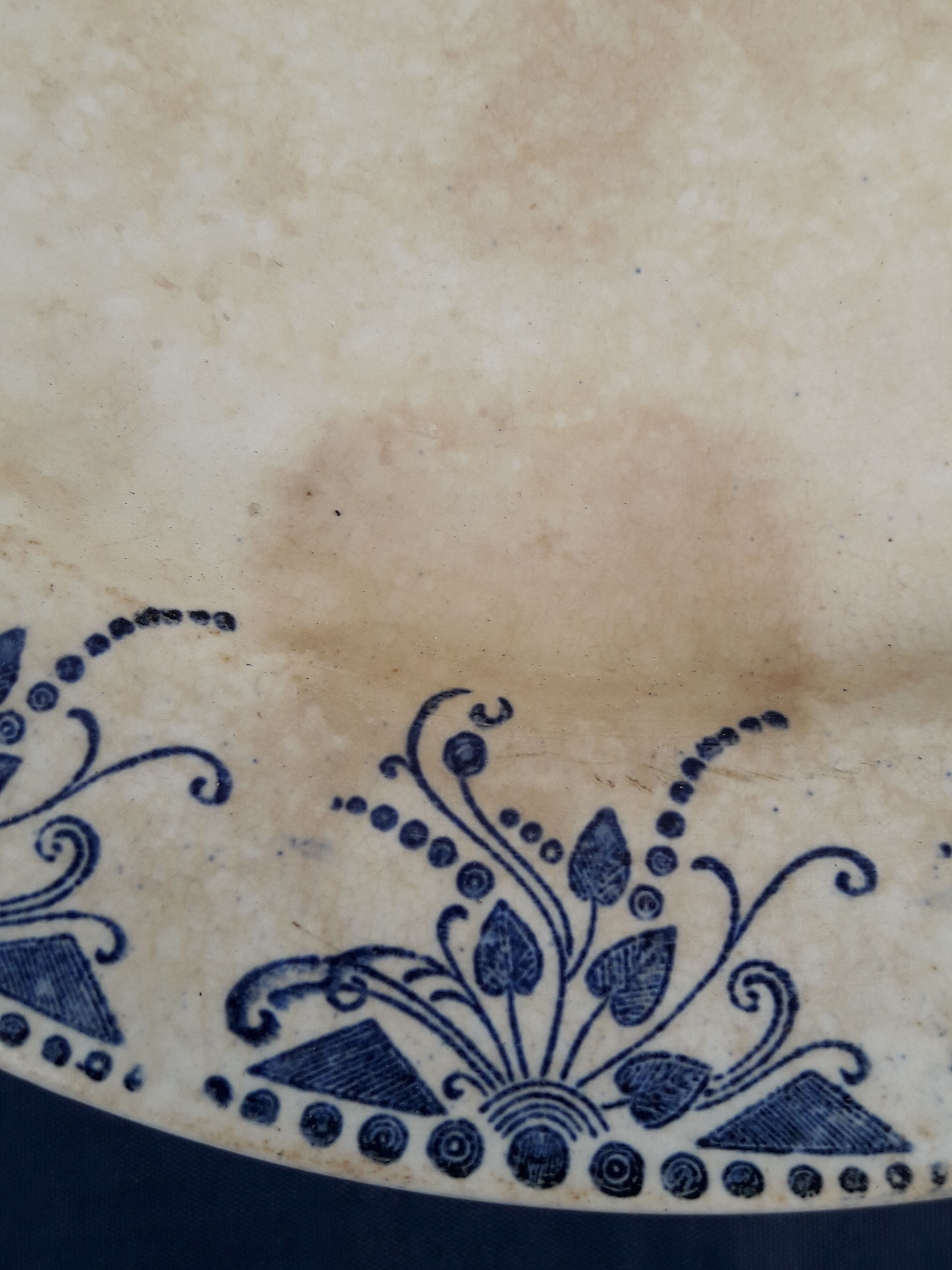 Dish on pedestal In Faïence Creil Montereau HBCM model tolga diam 22 cm