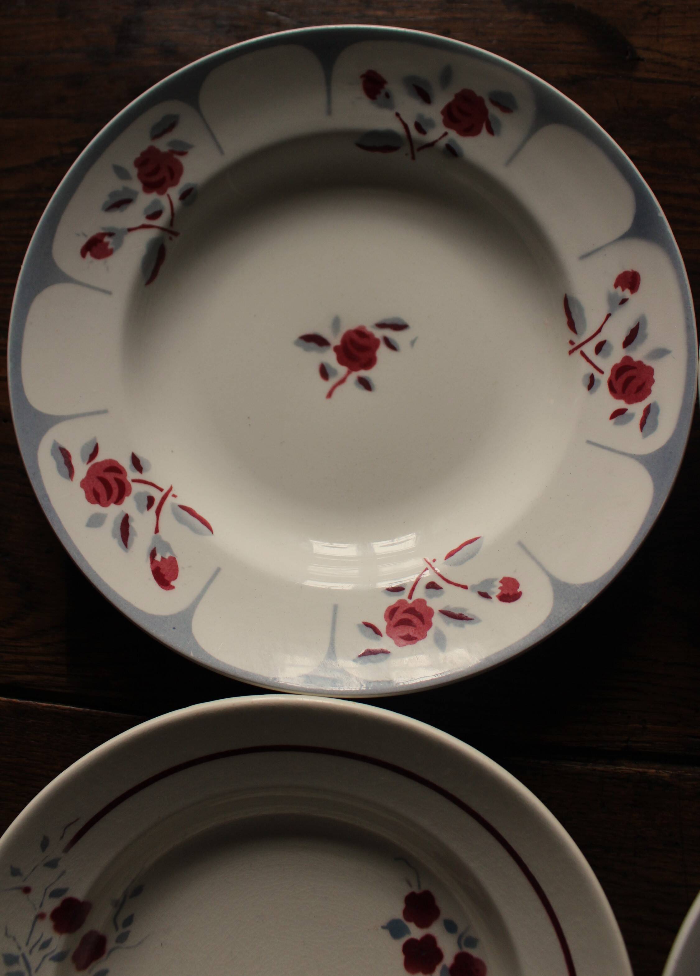 A set of 4 mismatched Art Deco red blue soup plates