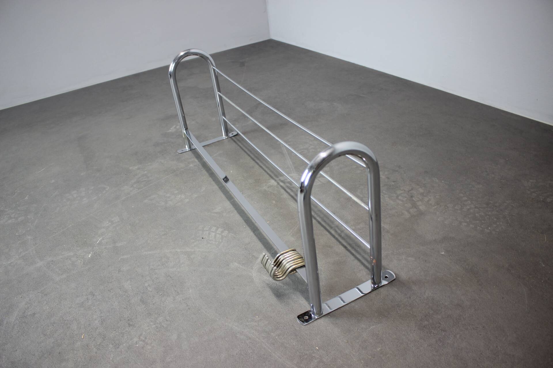 Porte-manteau mural chromé Bauhaus des années 1930