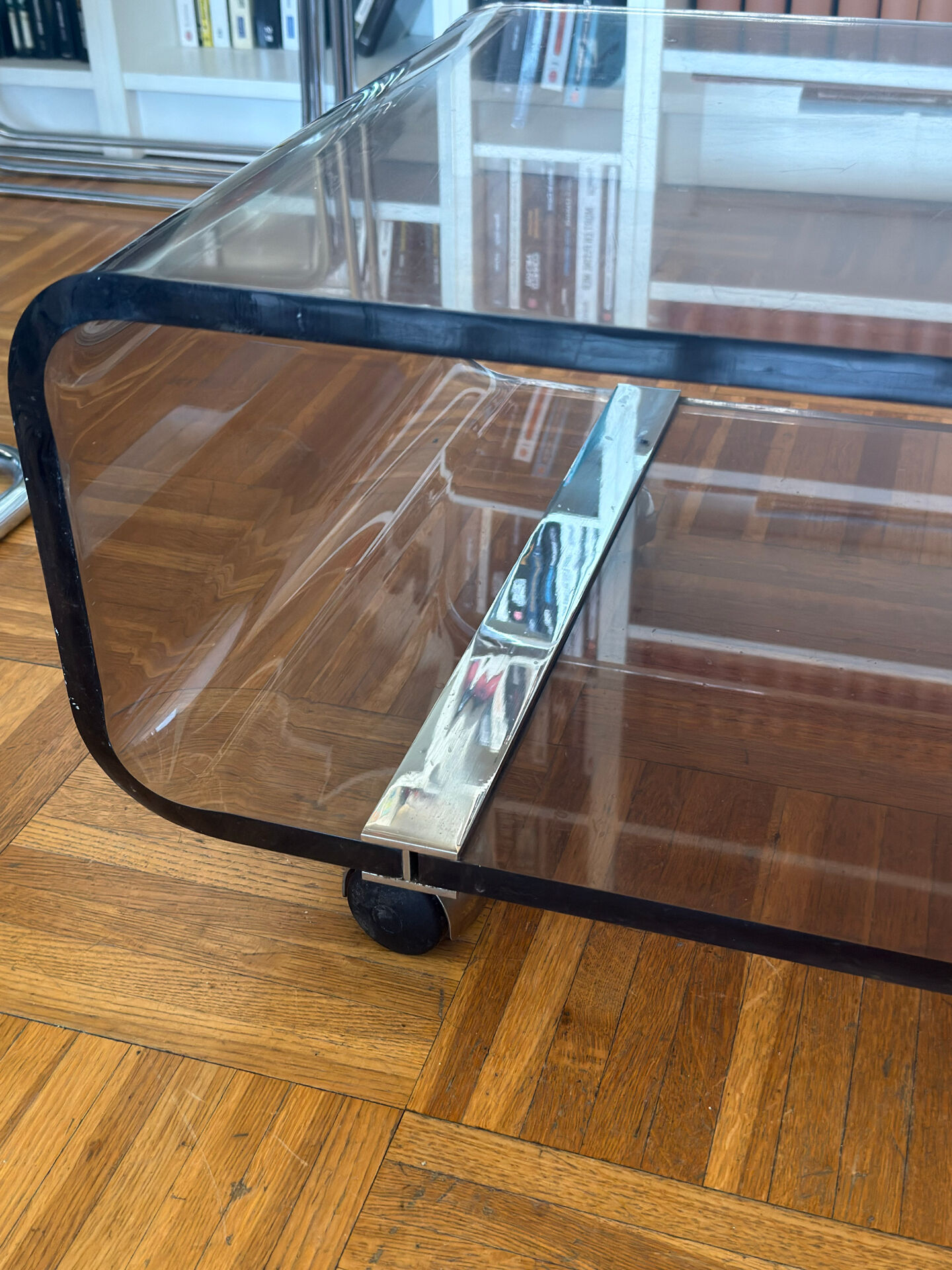 Table basse en Plexiglas fumé Michel Dumas