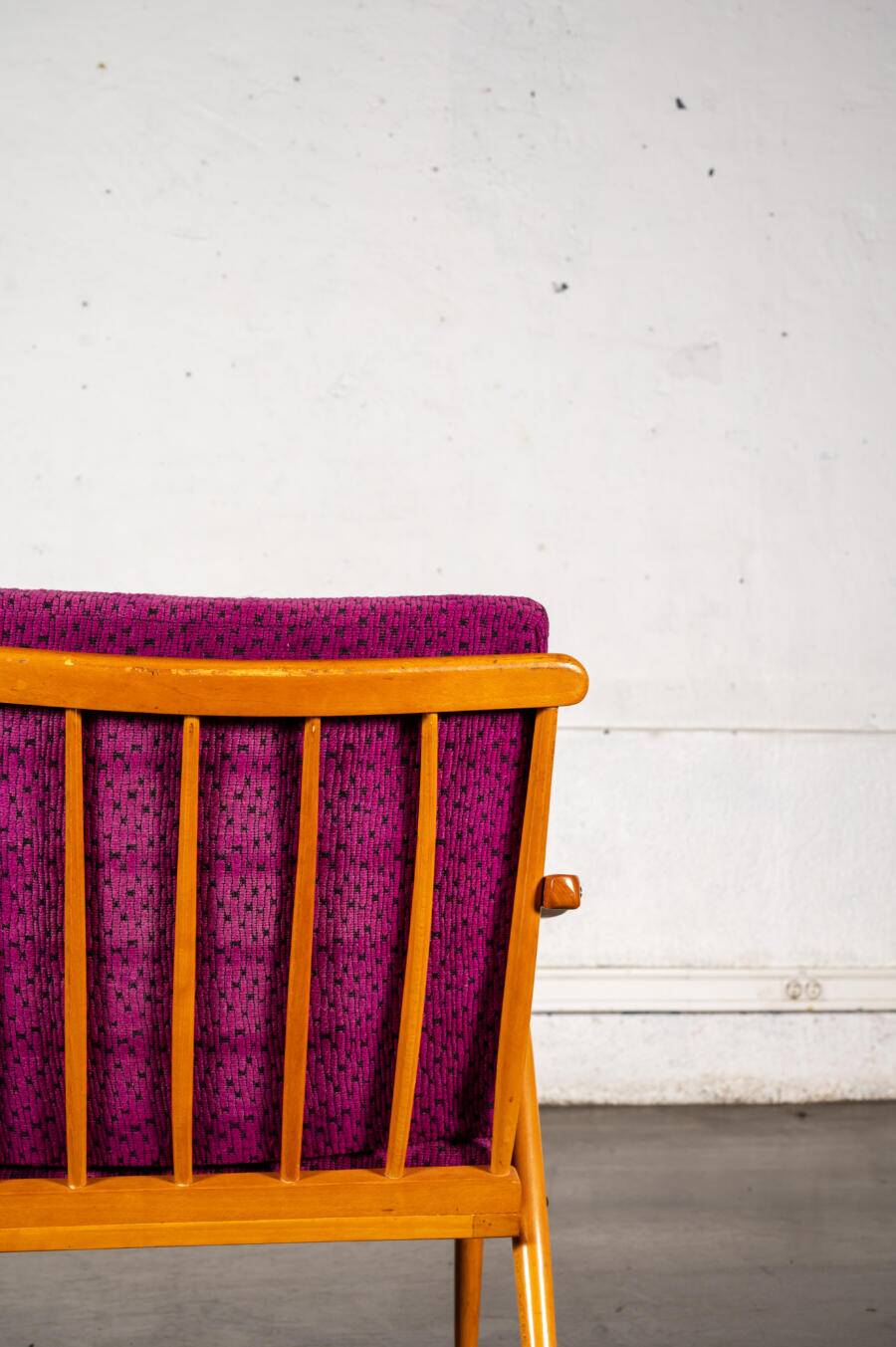 Boomerang armchair in mauve fabric