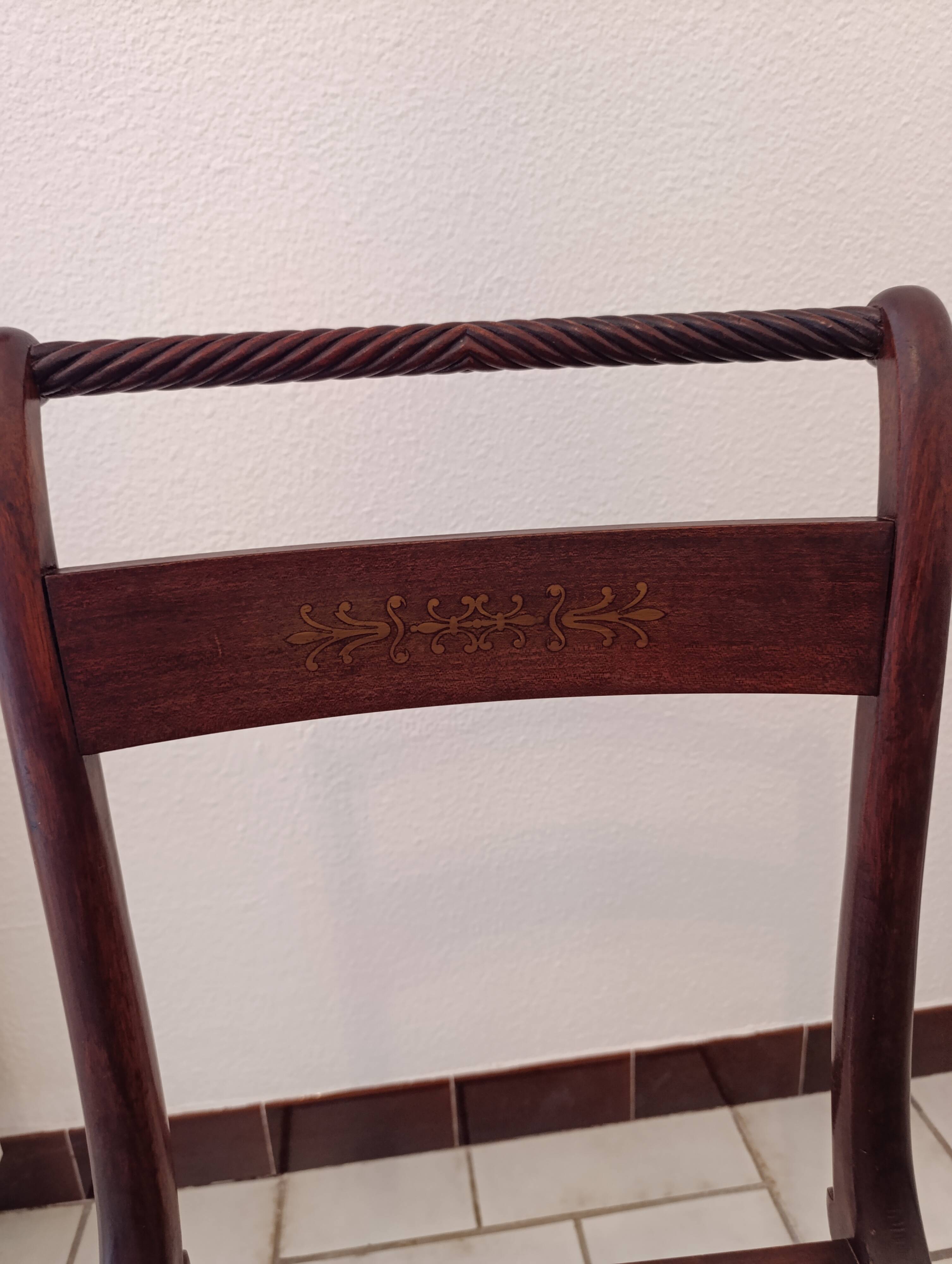 Table and chairs made of mahogany wood.