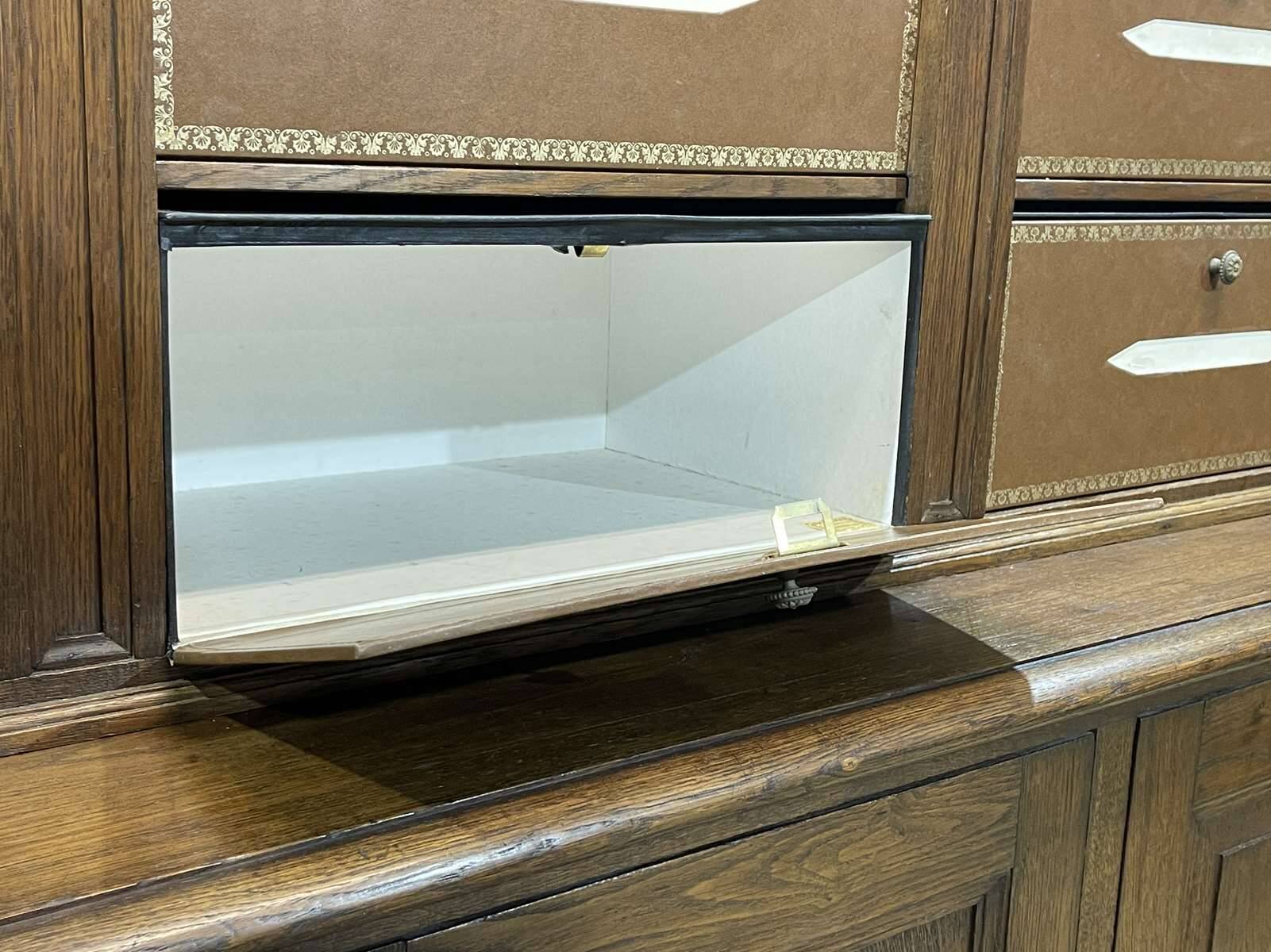 Notary's furniture from the early 20th century in oak with its cardboard box.