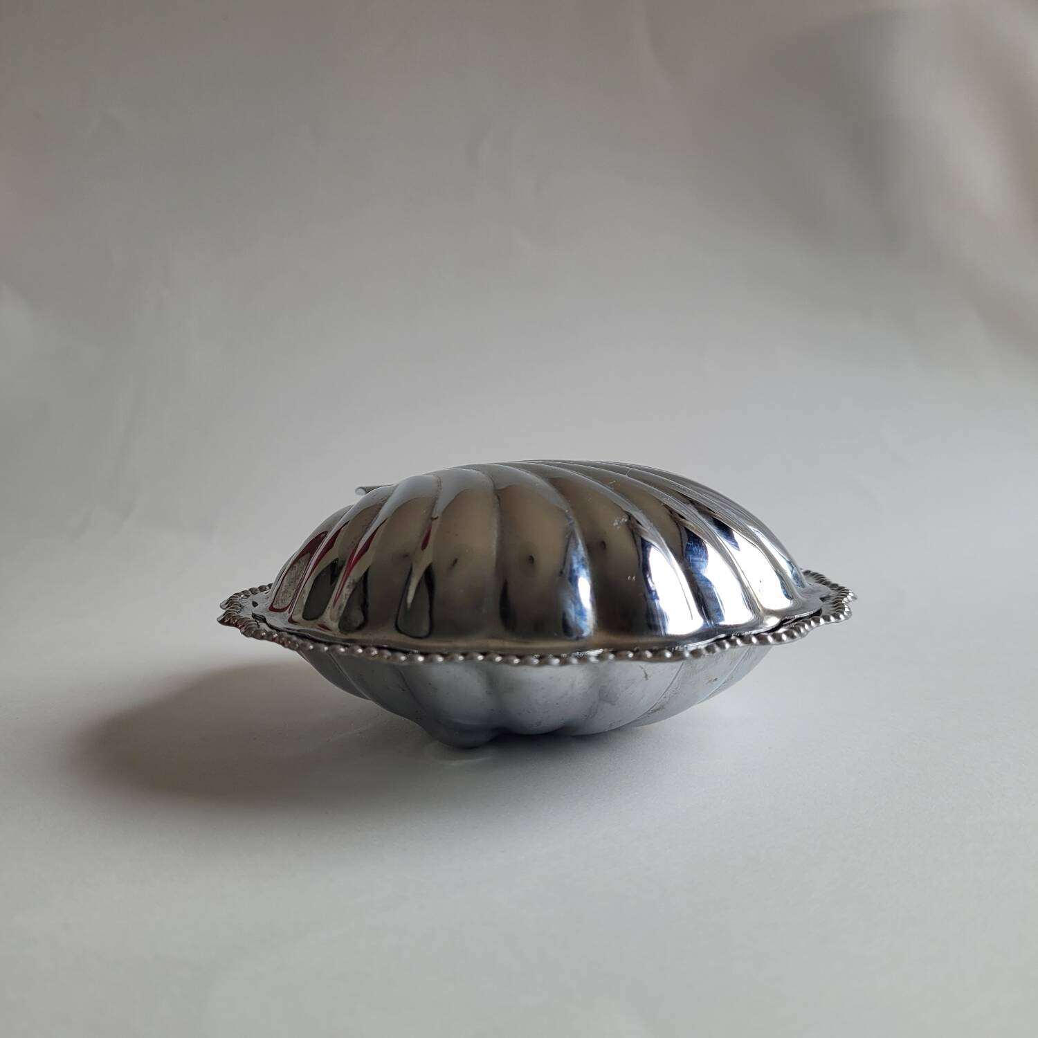 Butter dish / silver metal shell pocket