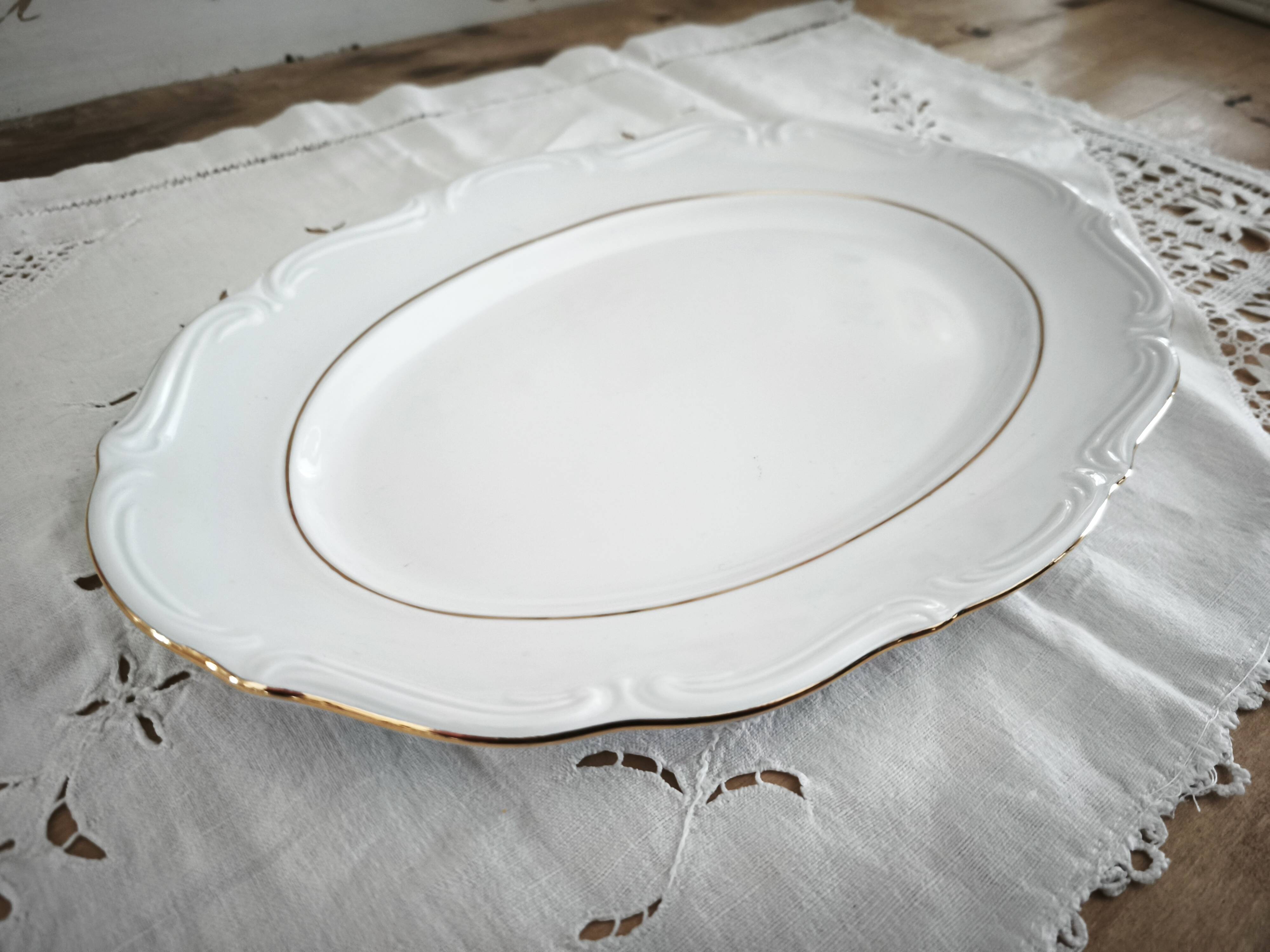 Oval porcelain plate with double gold line, hand-painted.