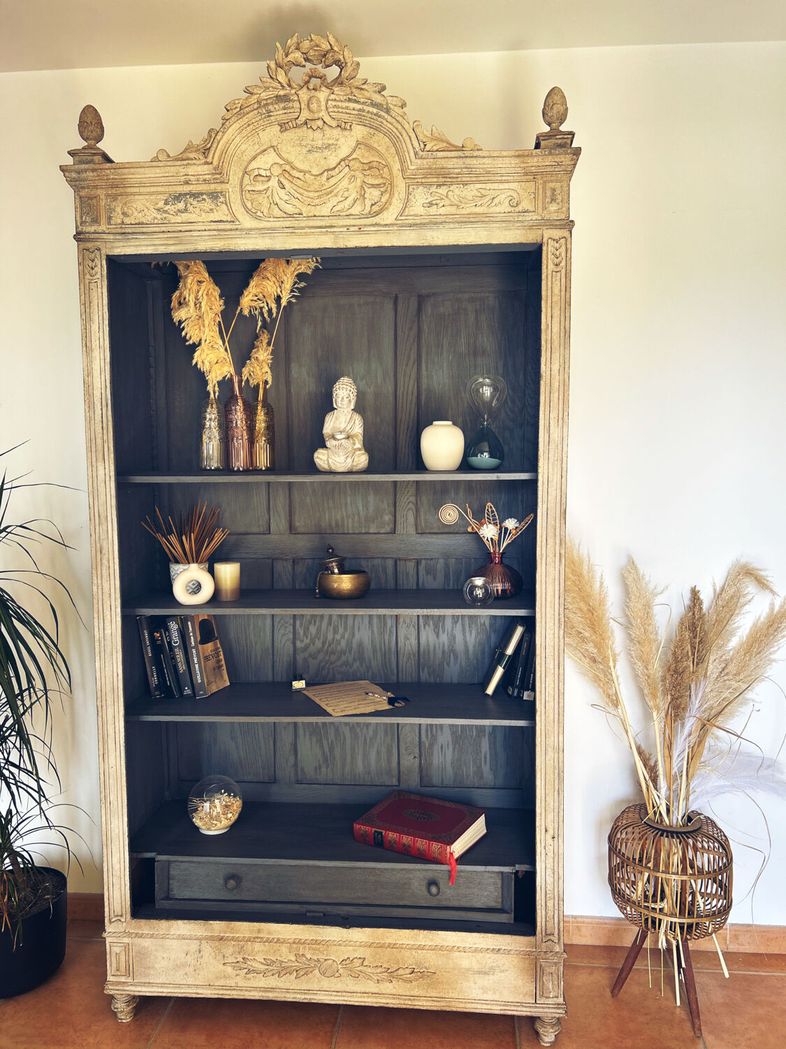 Superb patinated bonnetière in the Tuscan style