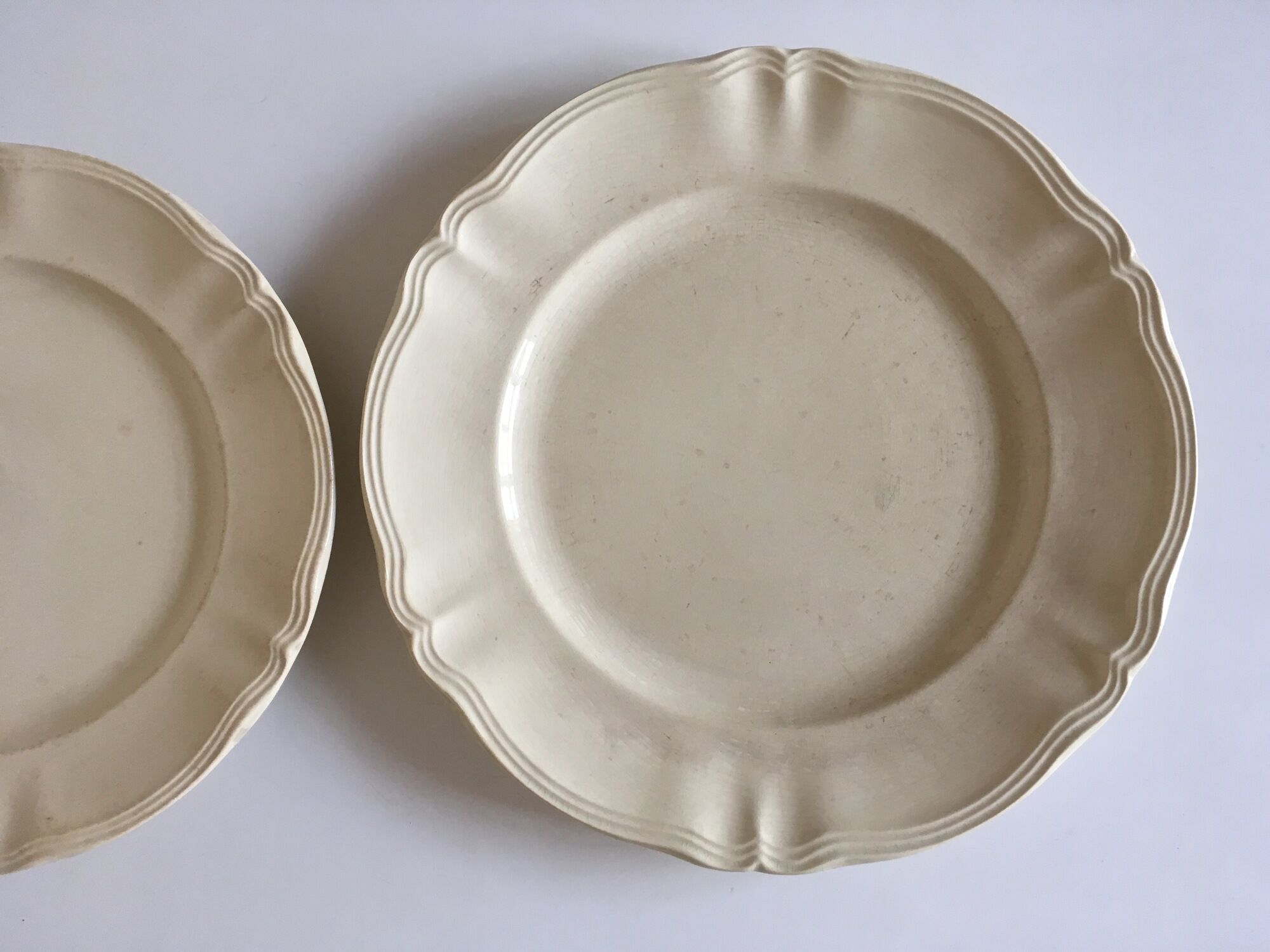 Pair of ivory dishes of Sarreguemines with 30 and 34cm