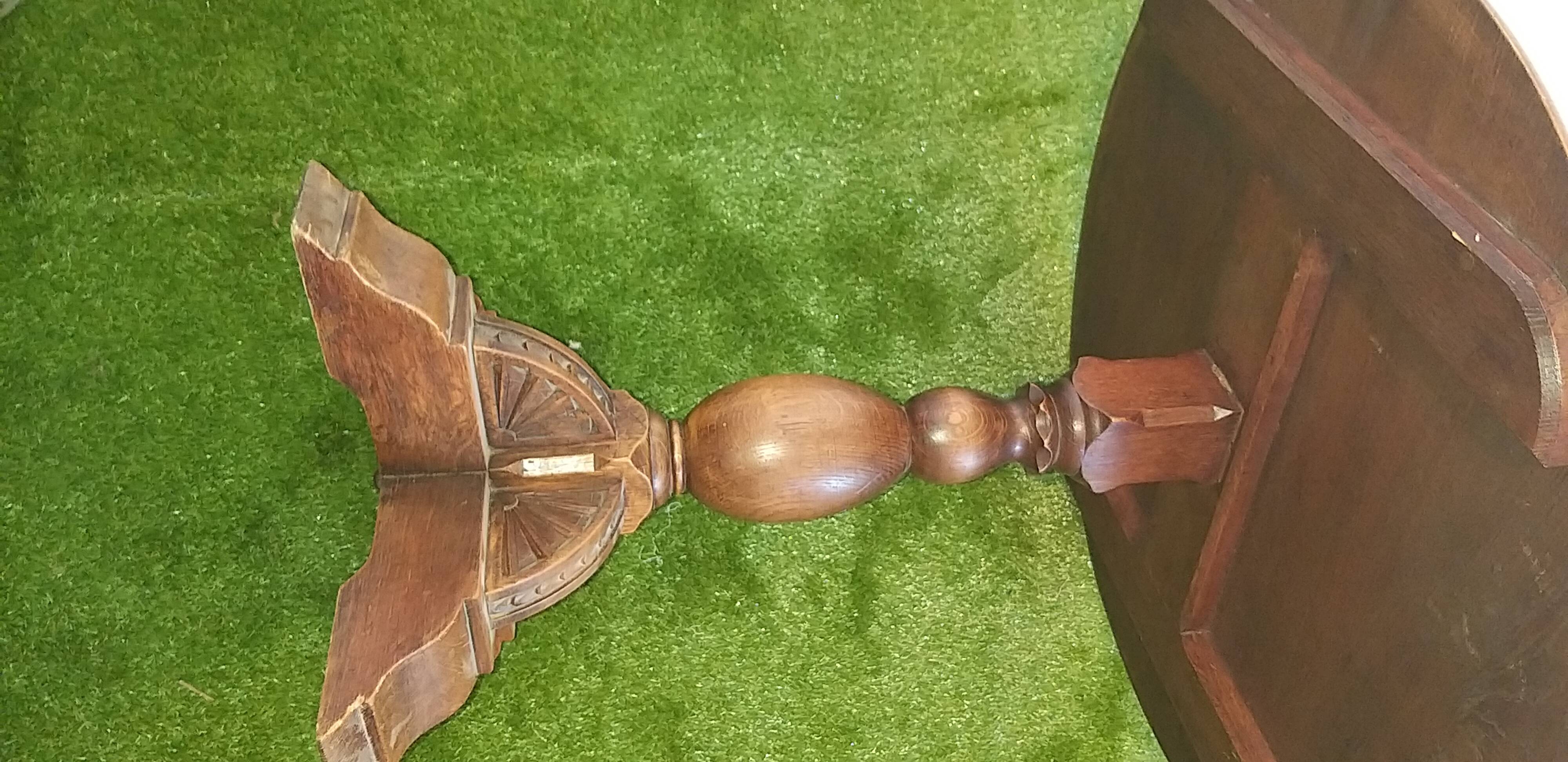 Round table/ gueridon in art deco chene