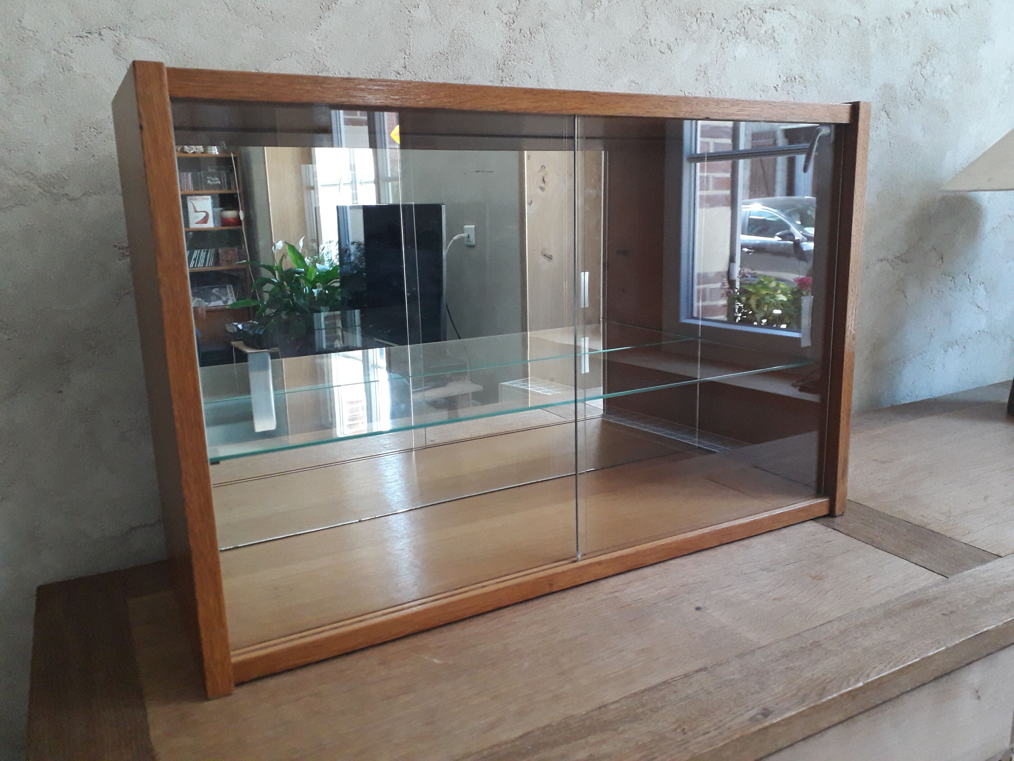 Wall display case in vintage oak veneer