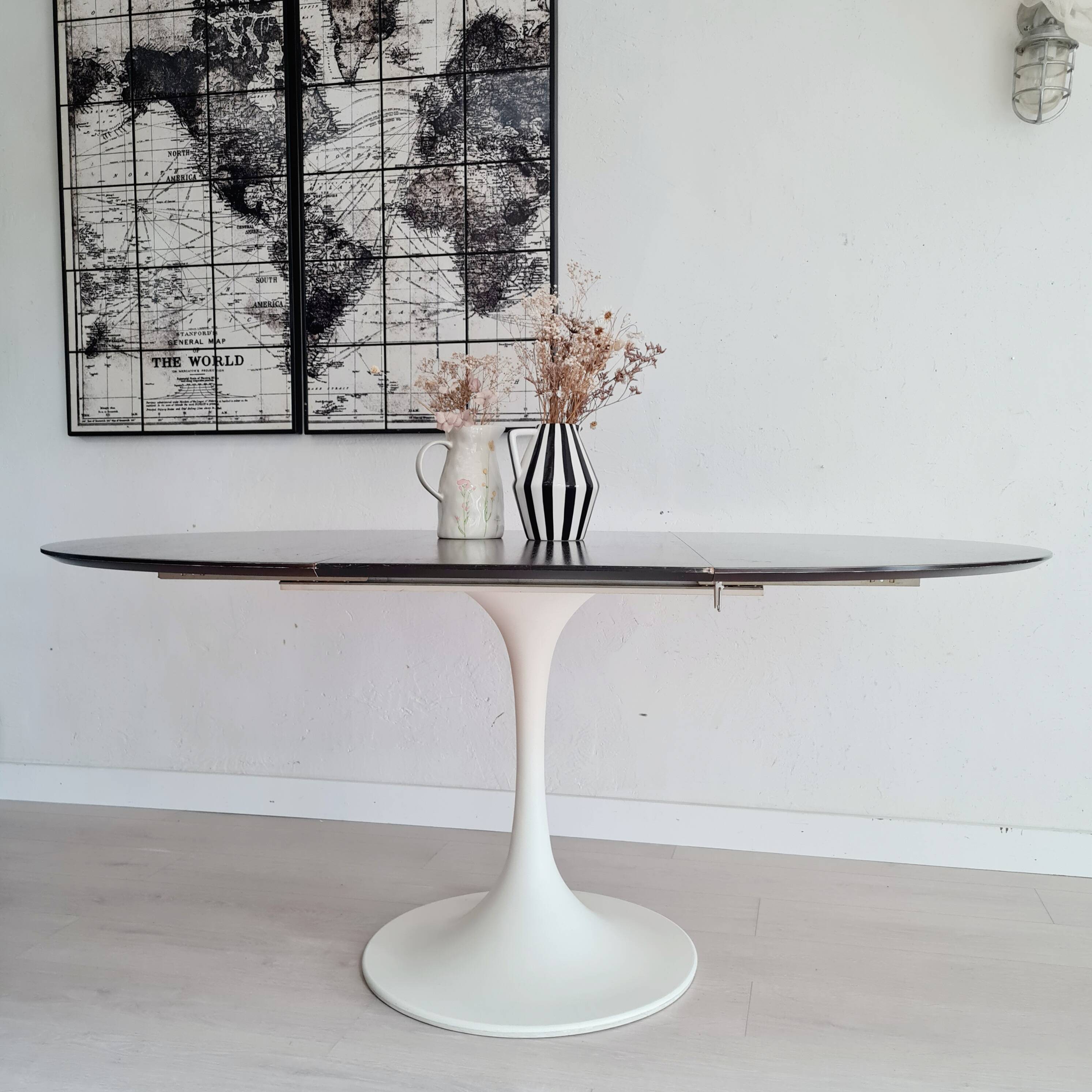 Extendable table with tulip base, round oval wooden top