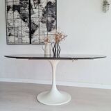 Extendable table with tulip base, round oval wooden top
