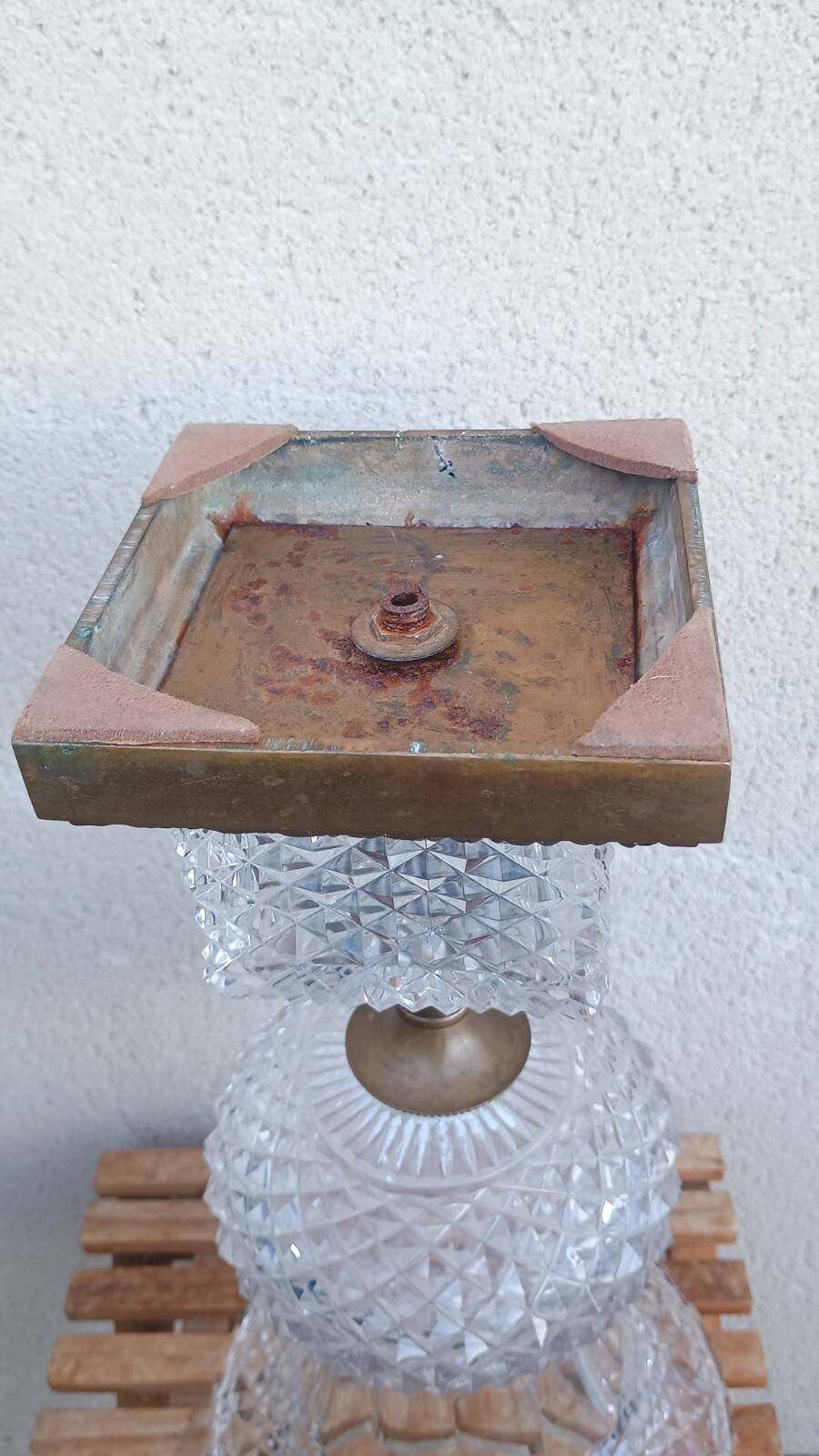 Imposing Médicis vase in cut crystal on a pedestal, created by Vaudeville at Baccarat.