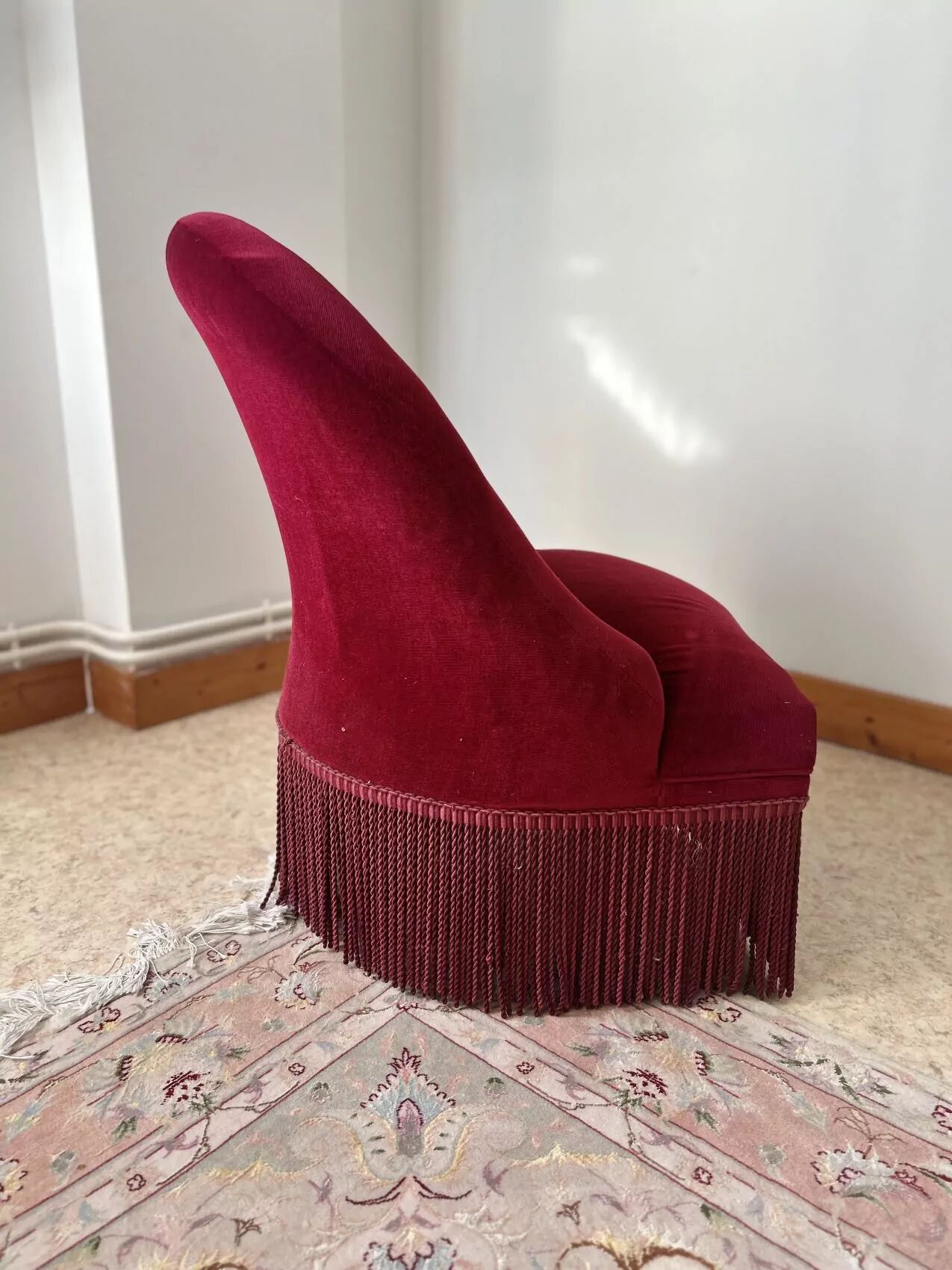 Burgundy velvet armchair – tufted – timeless charm