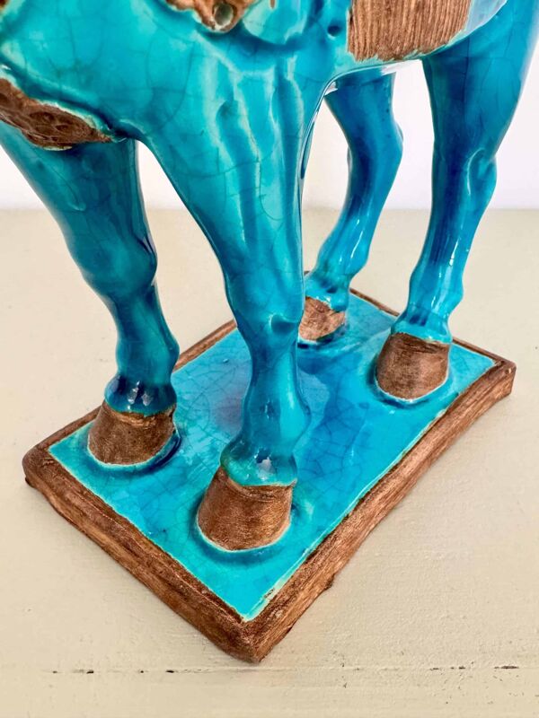 Sculpture d’un cheval Tang en faïence bleue turquoise