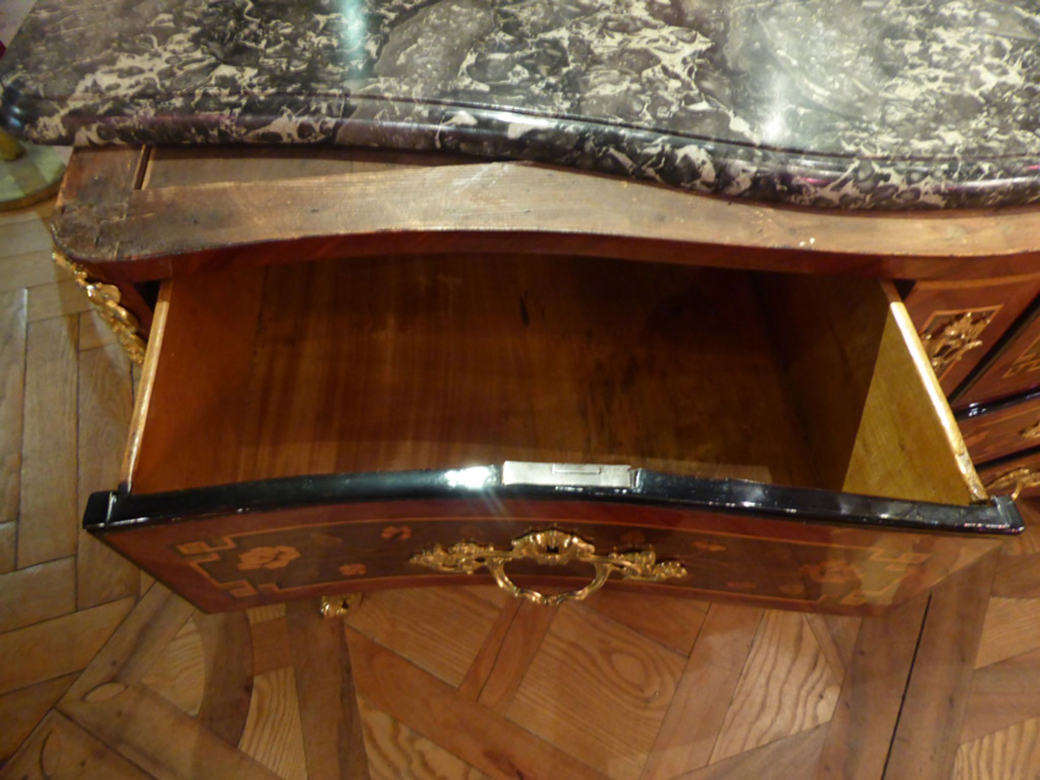 Flowers 18th century marquetry curved Dresser