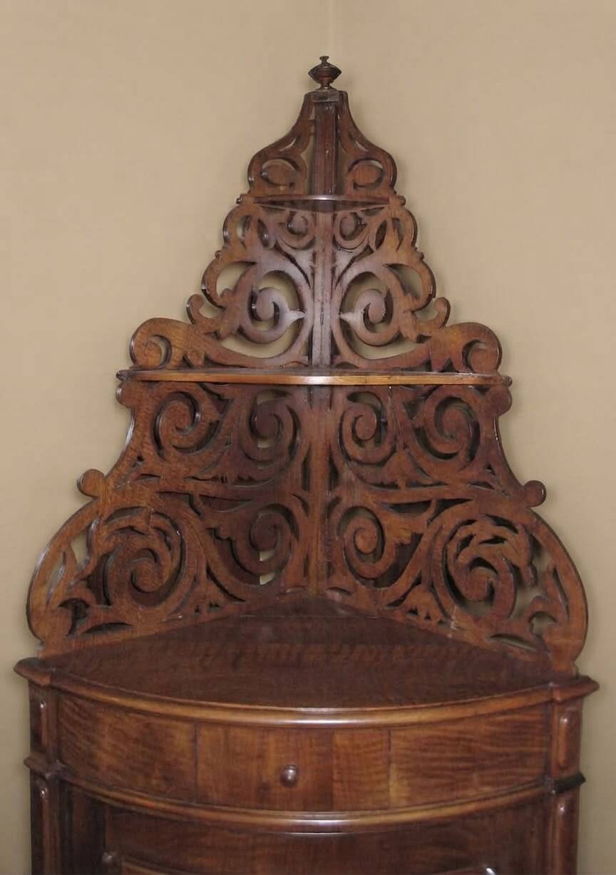 Meuble d'Angle en Bois Placqué en Ronce de Noyer avec Fronton Sculpté