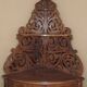 Meuble d'Angle en Bois Placqué en Ronce de Noyer avec Fronton Sculpté