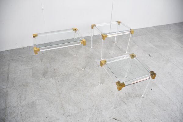 Ensemble de 3 tables gigognes en lucite et laiton, années 1970