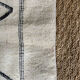 Tapis berbère 134x108 Azilal en laine marrocain écru beige avec losanges noirs