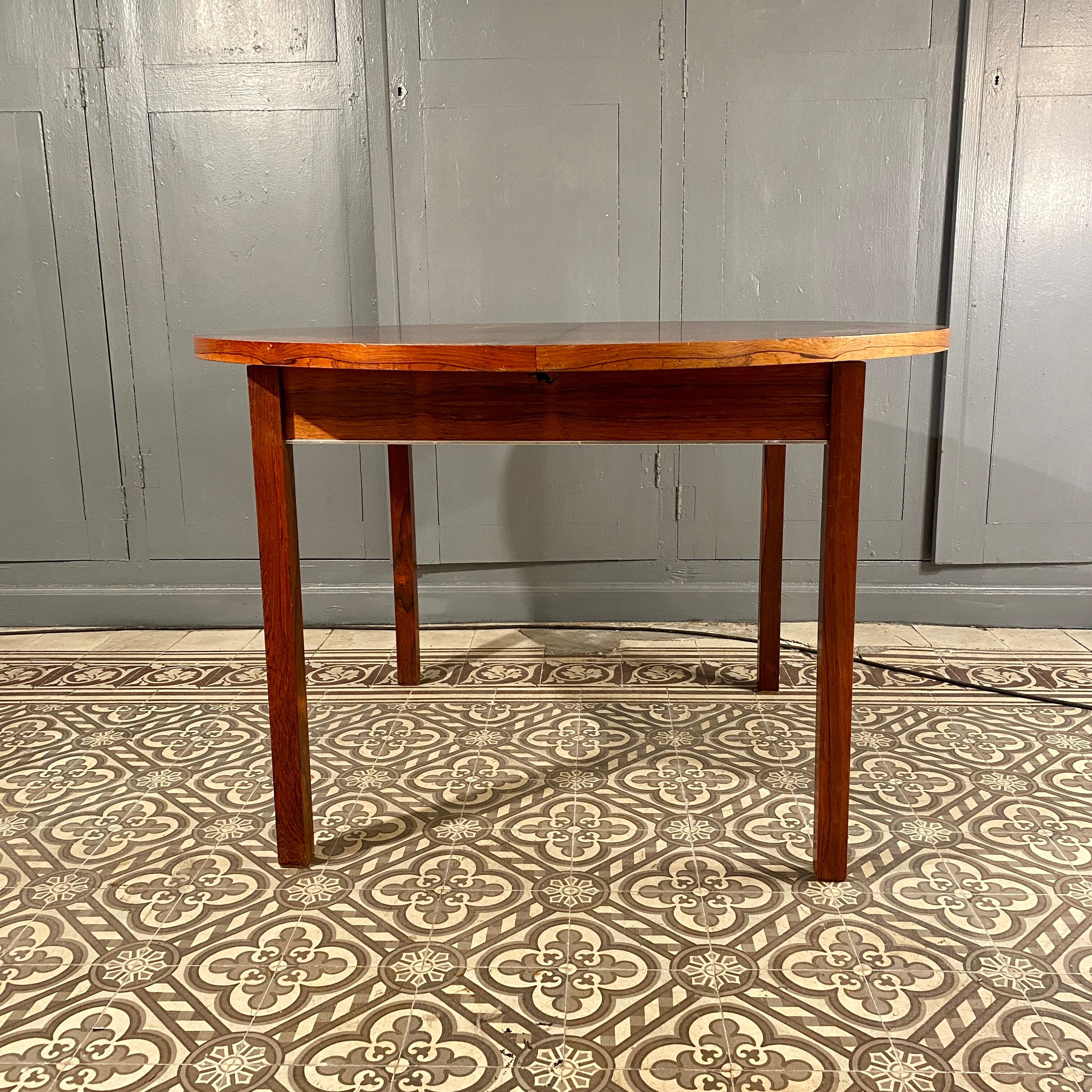 Dining room round table with an extension