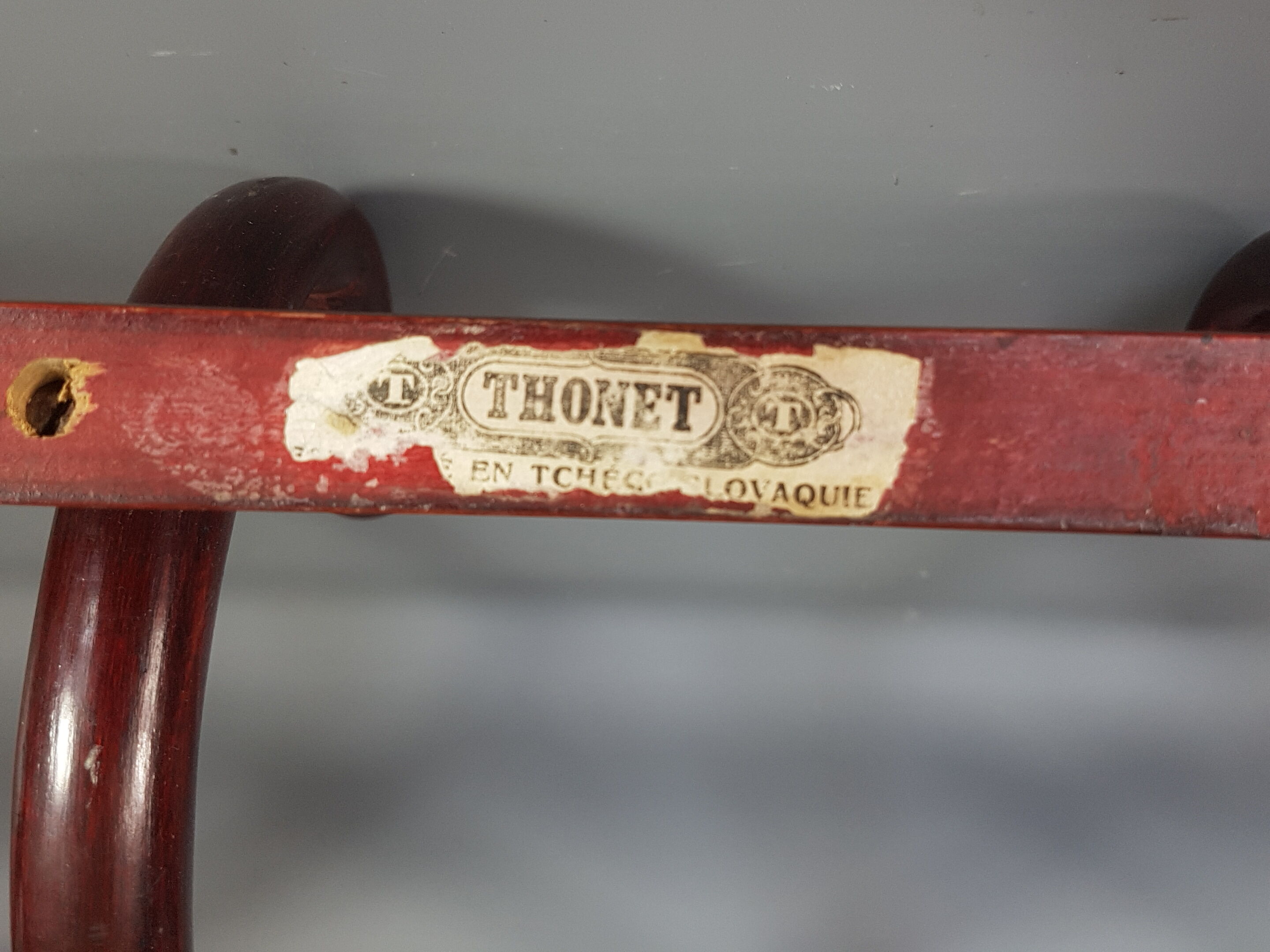 Curved wooden coat rack, 5 patères, Thonet label