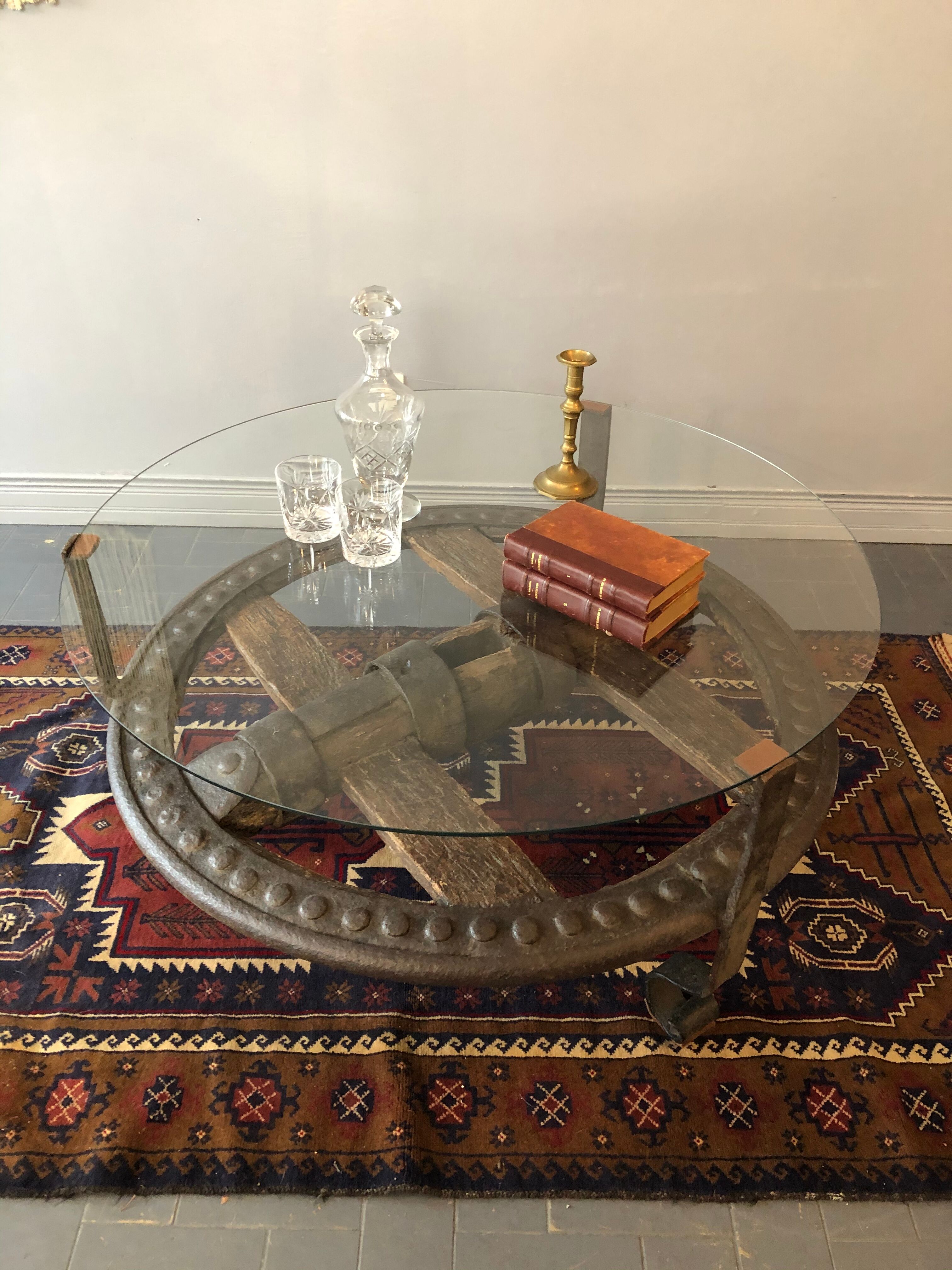 Table basse en bois et fonte rivetée