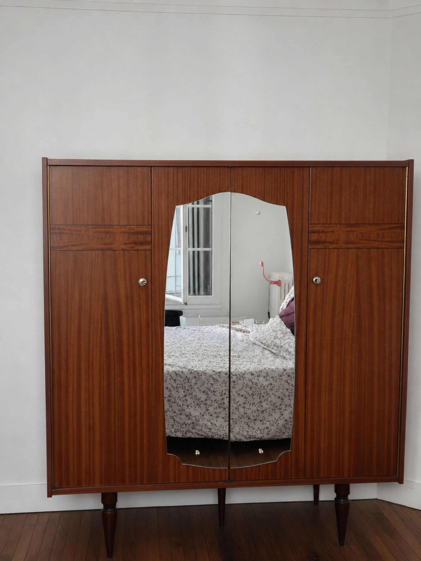Armoire vintage en bois vernis