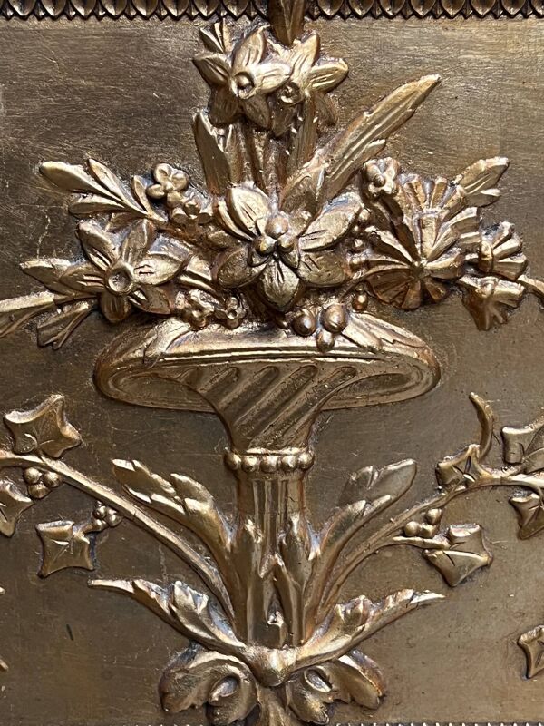 Vitrine dorée de style Louis XVI.