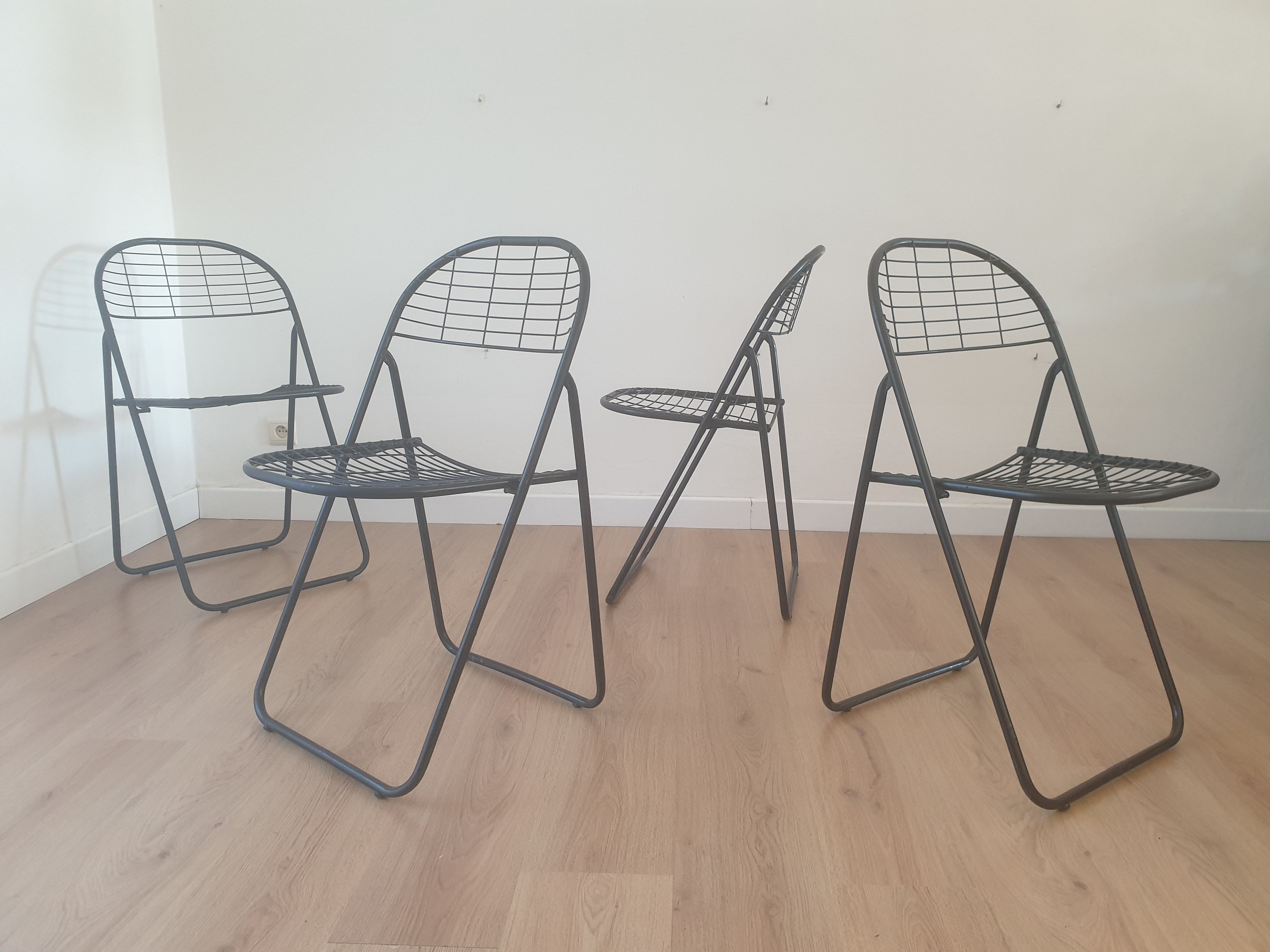Set of 4 folding chairs