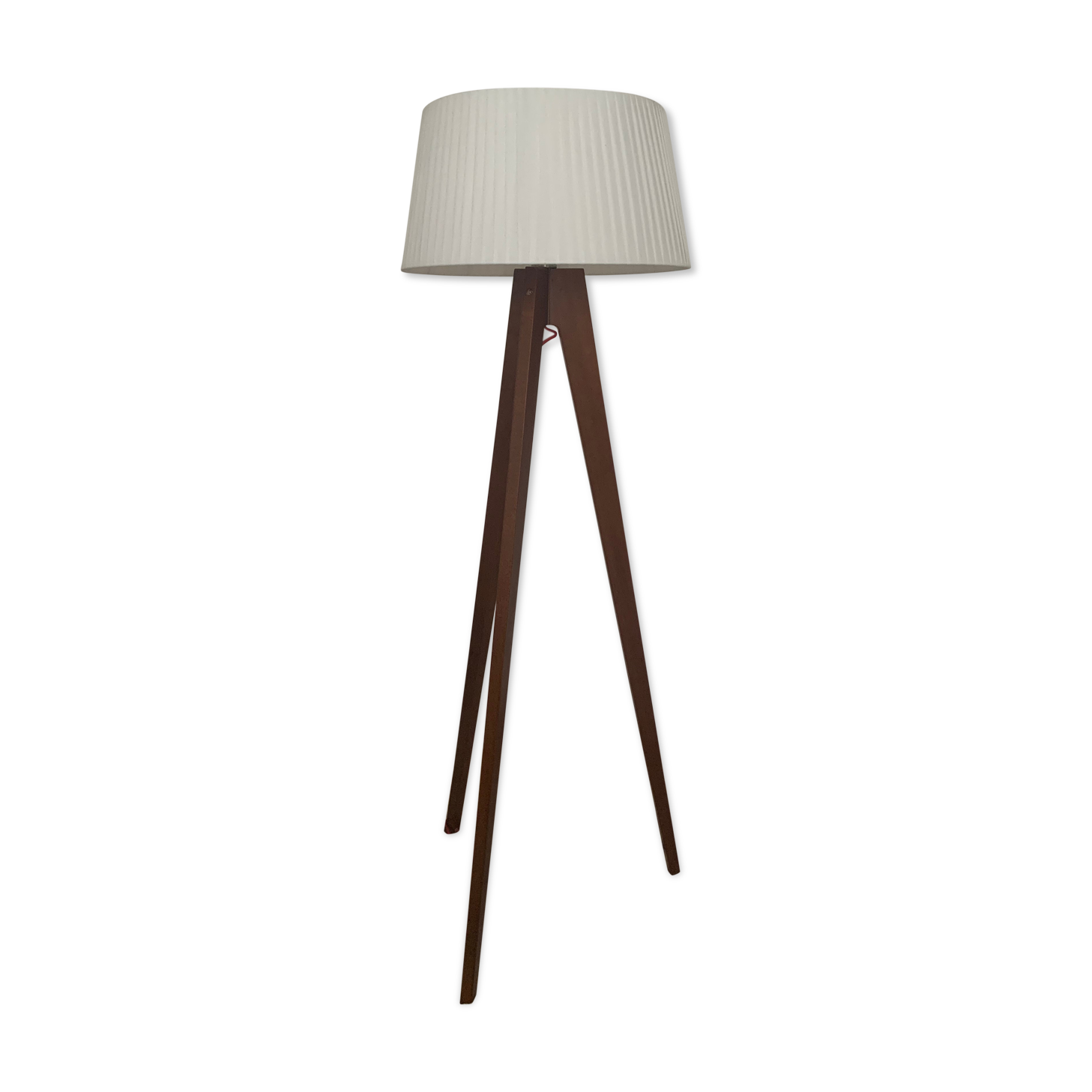 Tripod lamppost