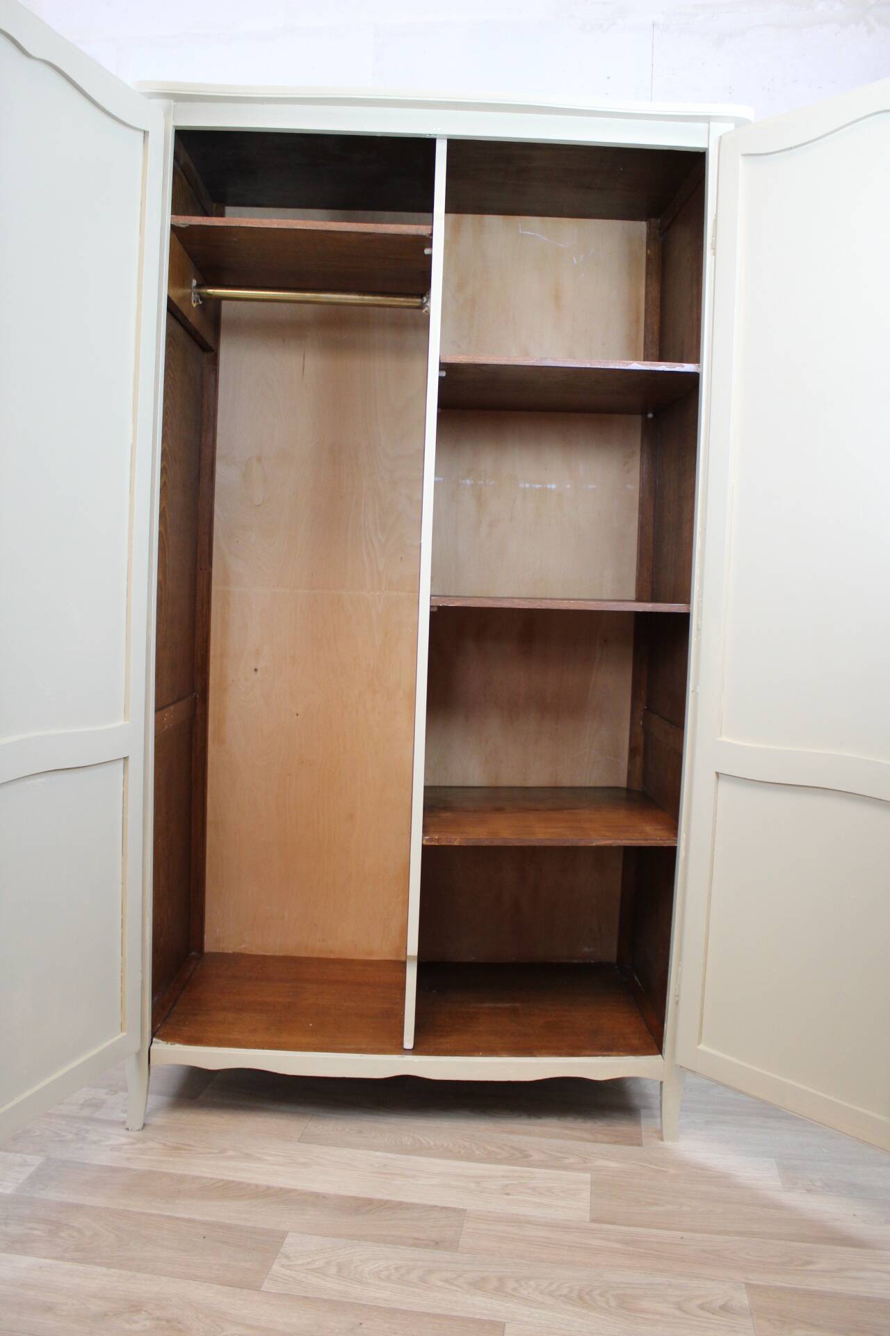 Armoire parisienne blanche avec penderie et étagères – France, années 1930