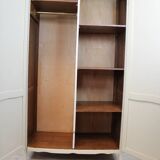 Armoire parisienne blanche avec penderie et étagères – France, années 1930