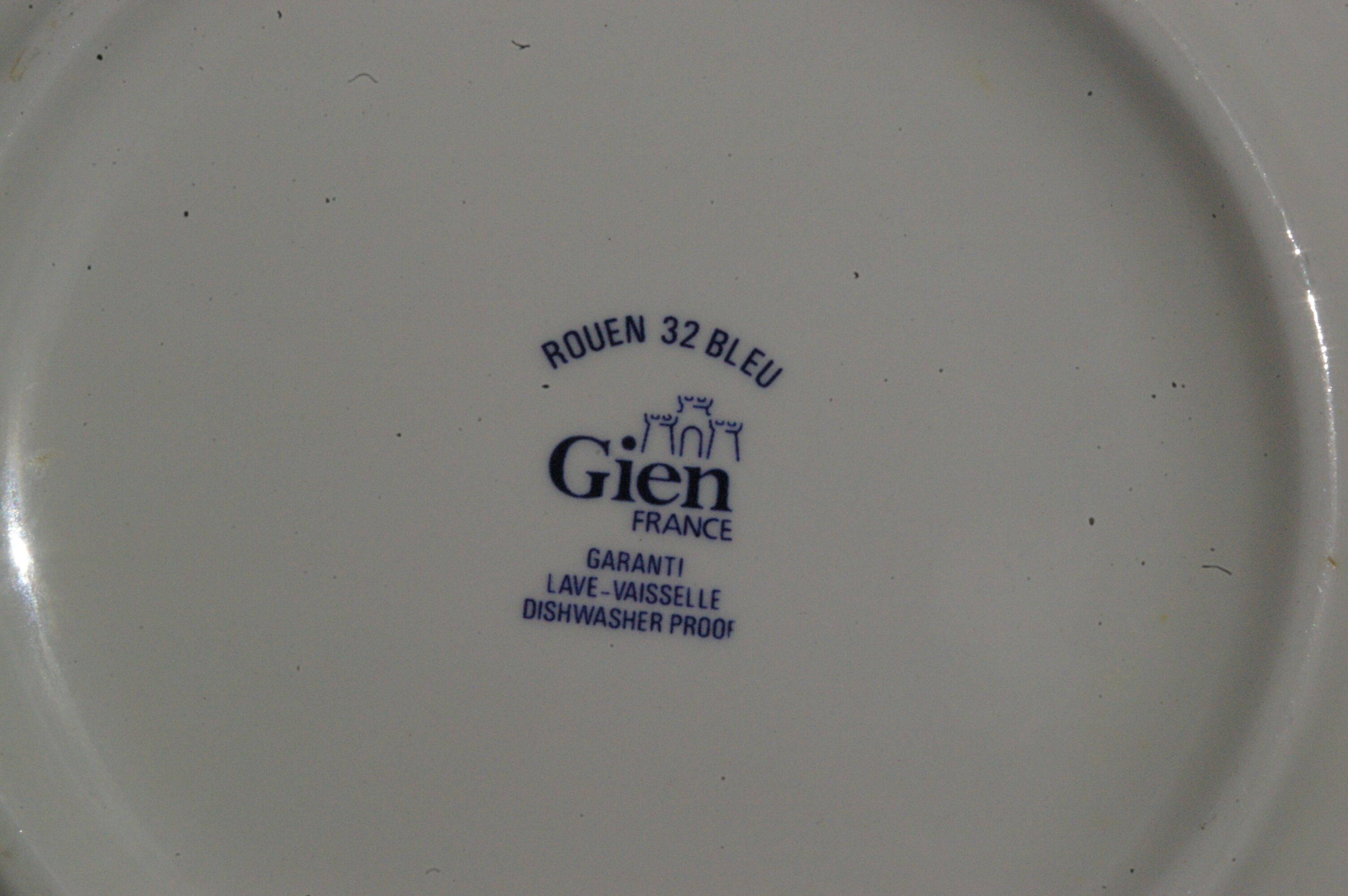 Hollow round dish in Gien faience diam 28cm Model Rouen 32 Camaïeu Blue