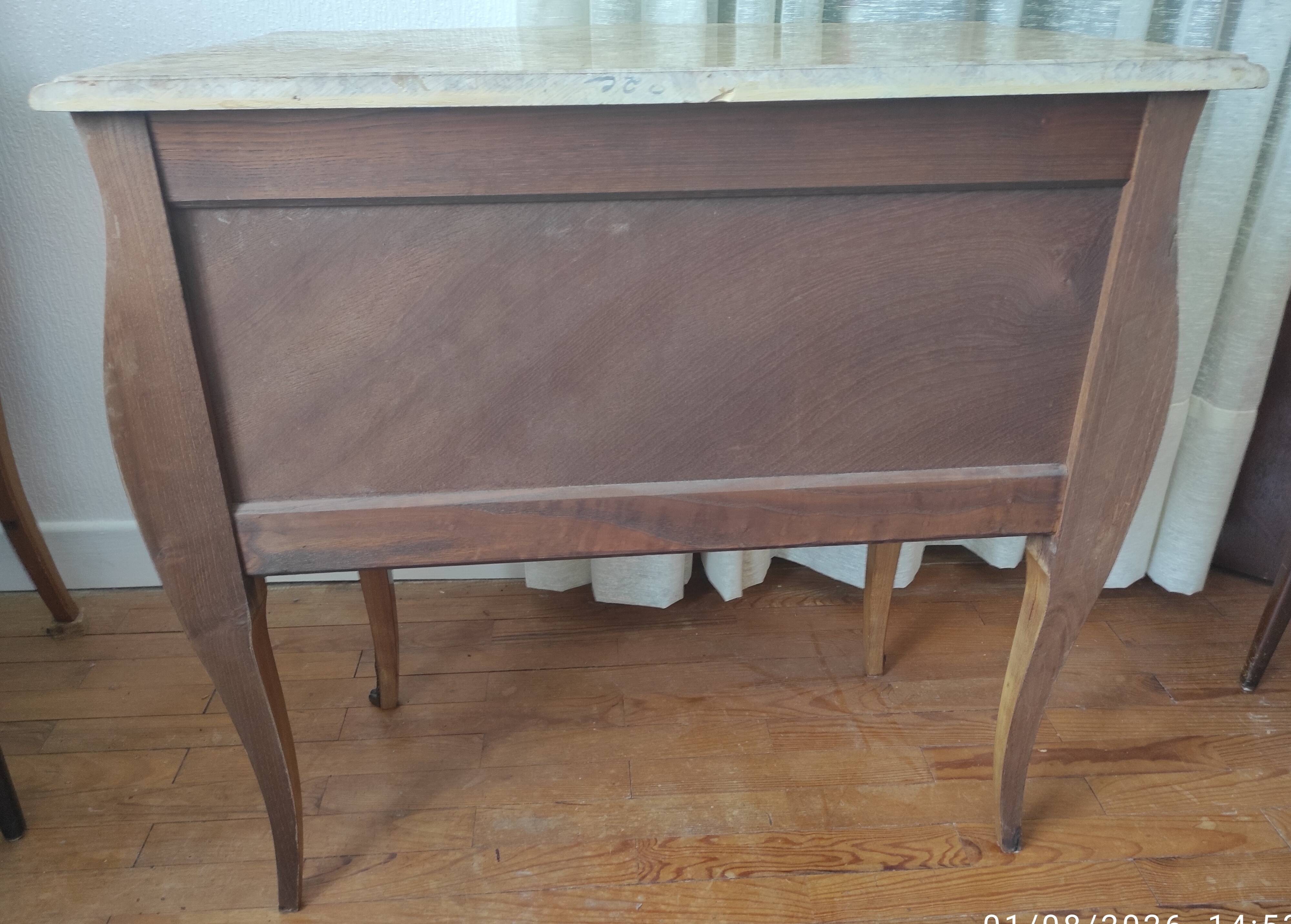 Commode sauteuse galbée style Louis XV-Marqueterie florale et marbre-TBE
