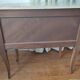 Commode sauteuse galbée style Louis XV-Marqueterie florale et marbre-TBE