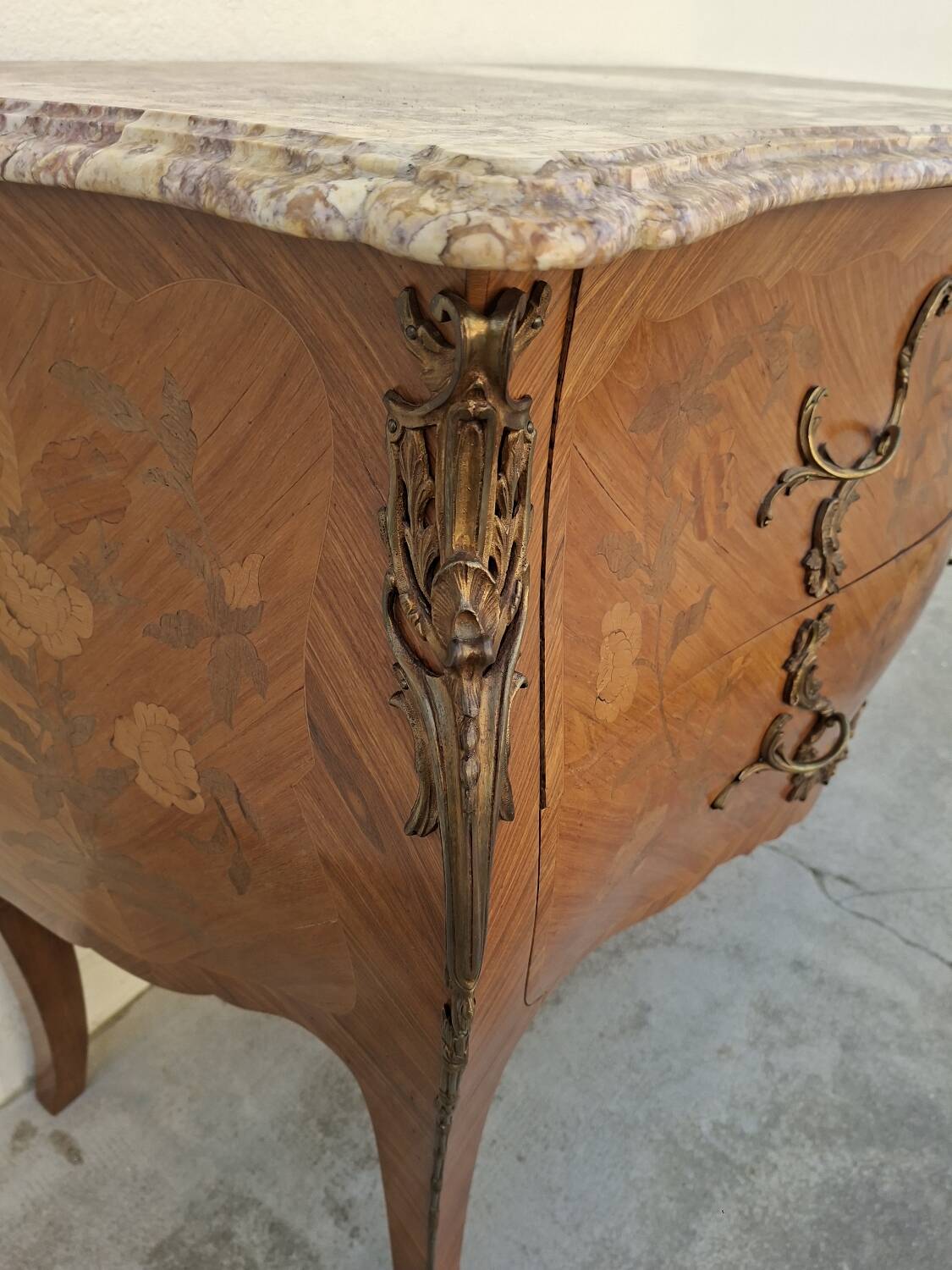 Commode style Louis XV en marqueterie et bois de rose