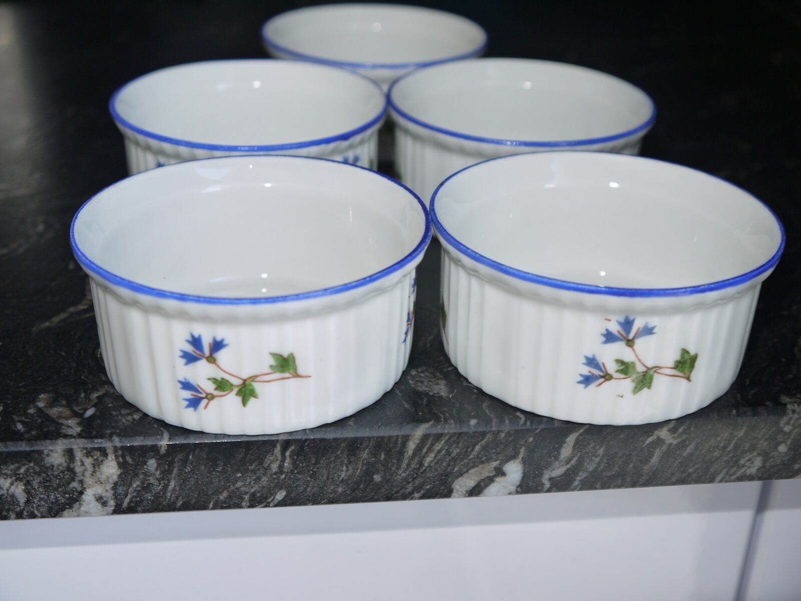 Lot de 11 ramequins côtelés - porcelaine décors Barbeaux