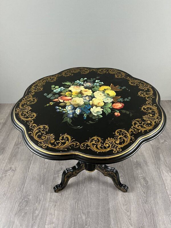 Table, guéridon Napoléon III laqué à décor floral, XIXe siècle
