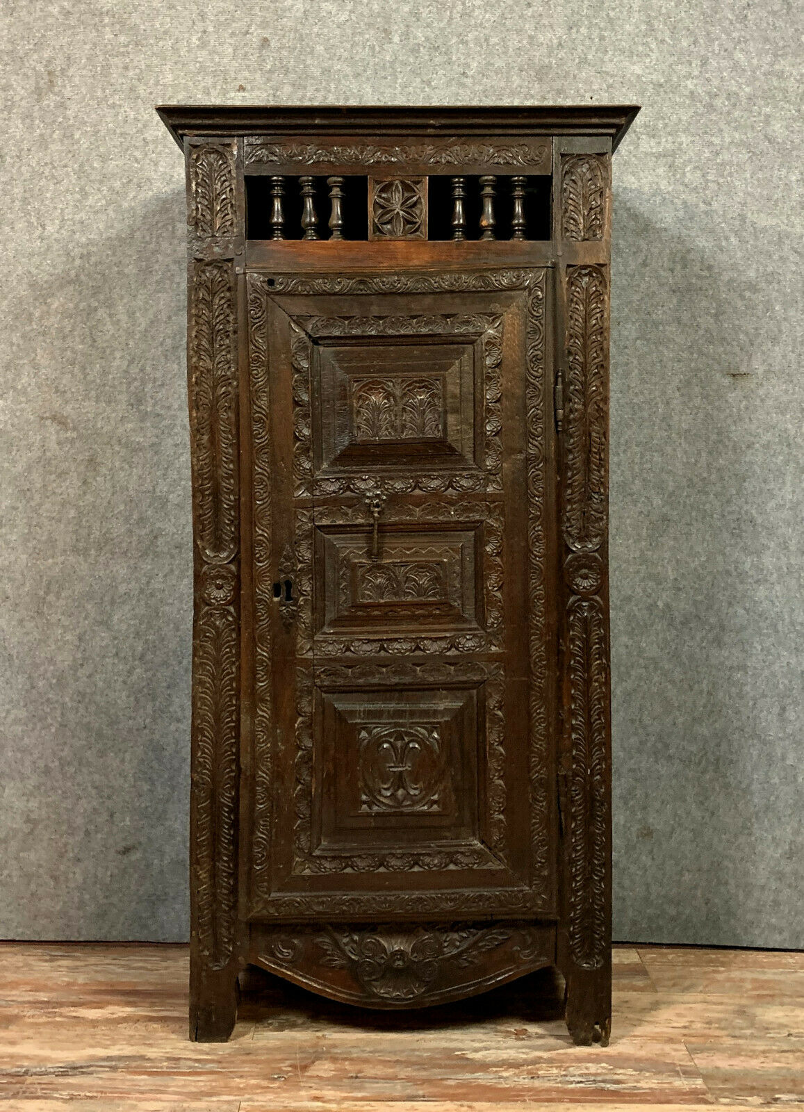 Old Renaissance bonnetière in solid oak with brown patina around 1750