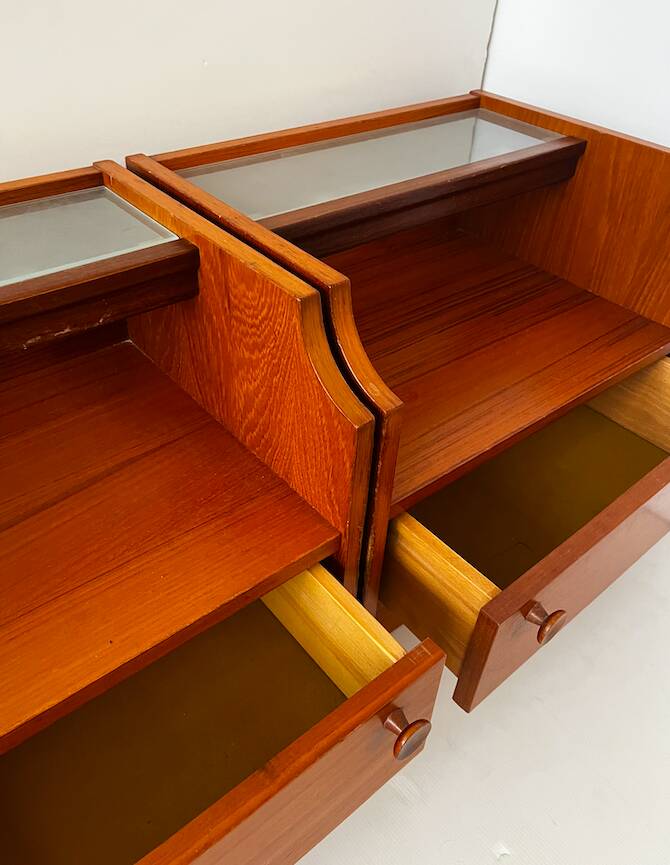 Paire de tables de chevet en teck