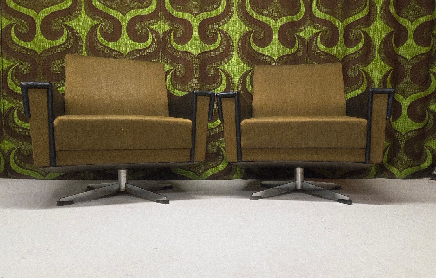 Paire de fauteuils 1970 pivotants
