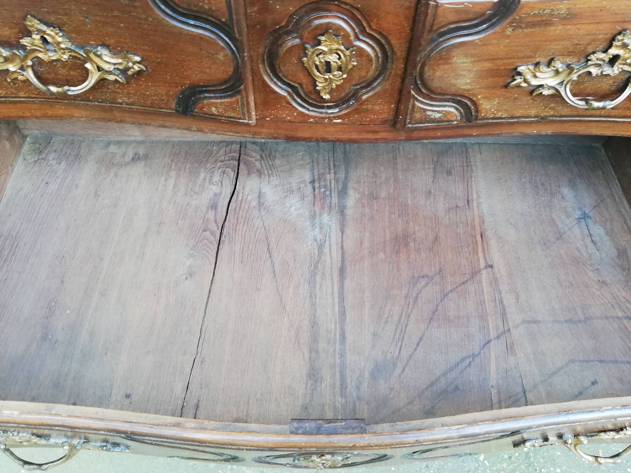 Commode galbée style Louis XVI